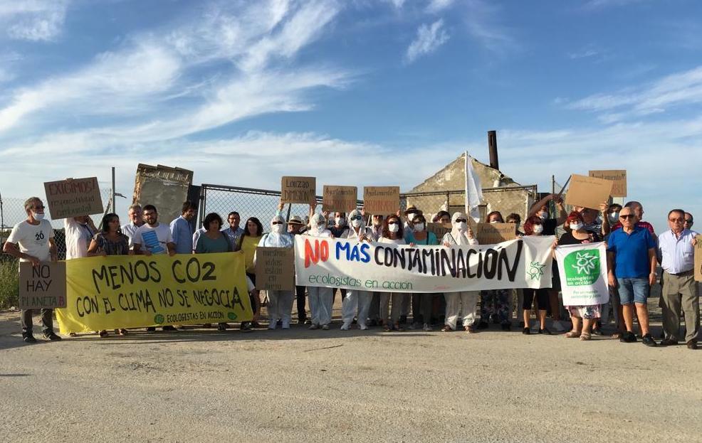 Un momento de la manifestación convocada en la planta de reciclaje de Sanlúcar.