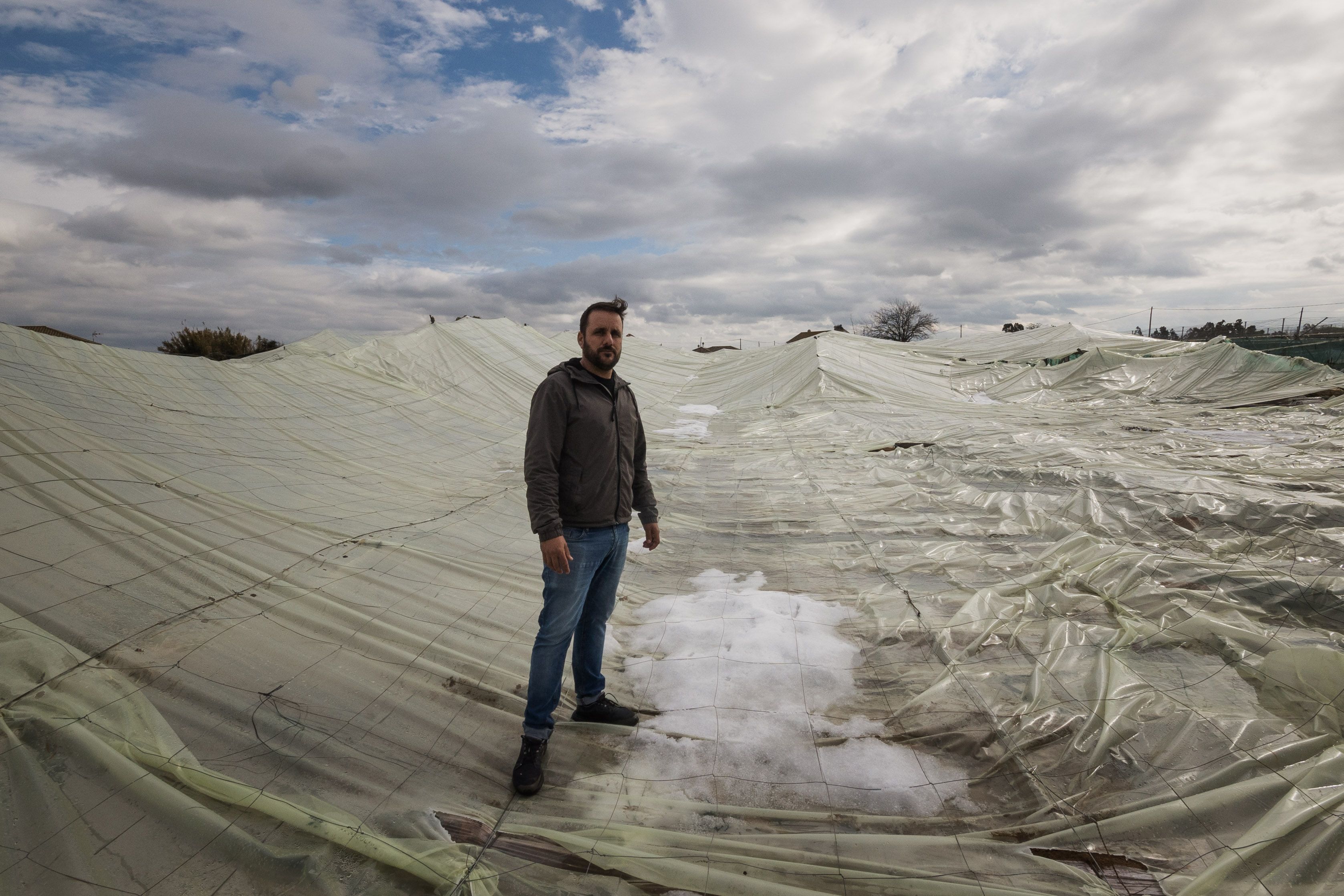 Alberto Vidal, encima de su invernadero, destrozado tras la granizada caída en Sanlúcar. Alberto Vidal, encima de su invernadero, destrozado tras la granizada caída en Sanlúcar.