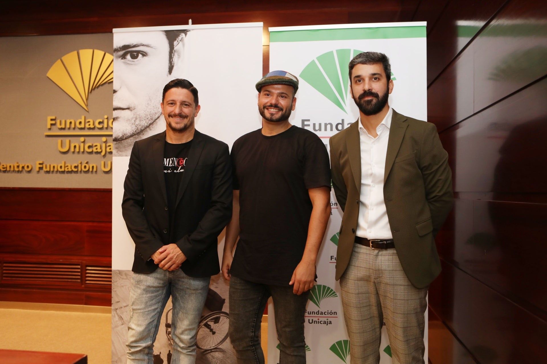 Javier Vela, responsable de Fundación Unicaja en Cádiz, el artista David Palomar y José Galán, precursor y profesor de 'Flamenco Inclusivo'.