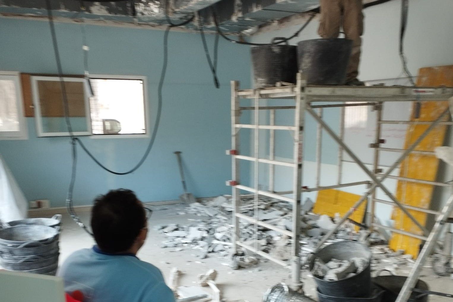 Los sanitarios del centro de salud de La Laguna, trabajando bajo un techo con riesgo de derrumbe.