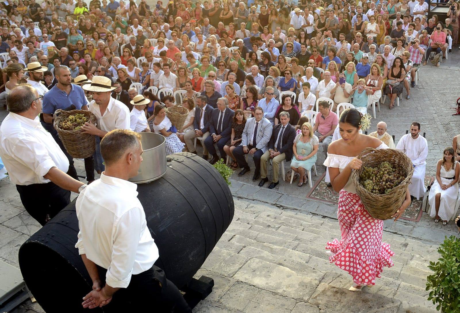 Un momento de la Pisa de la Uva en una edición anterior de las Fiestas de la Vendimia. Un momento de la Pisa de la Uva en una edición anterior de las Fiestas de la Vendimia.