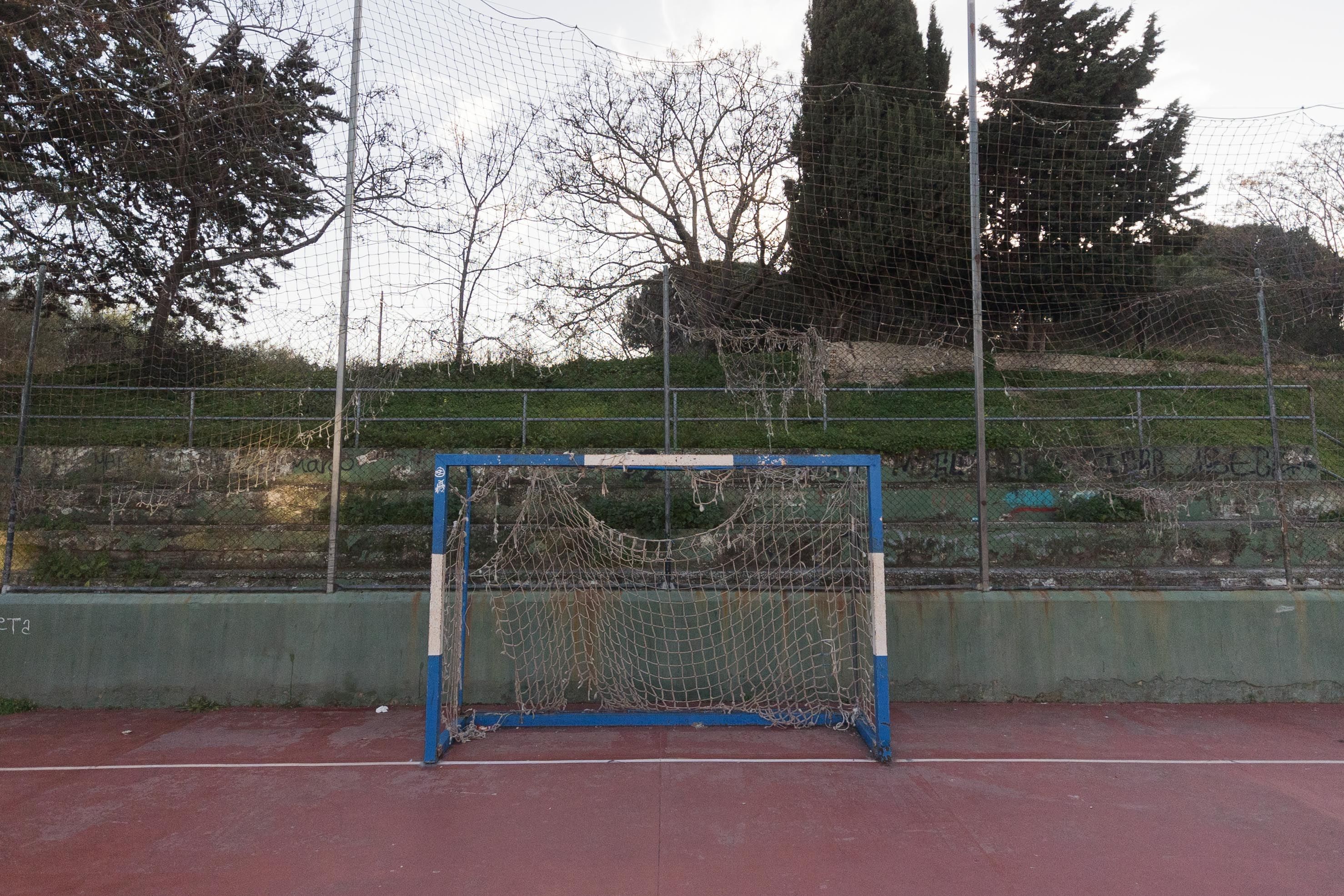 El PP aplaude que el PSOE "reconozca que dejó abandonadas" las instalaciones deportivas de Jerez. En la imagen, una pista deportiva deteriorada.