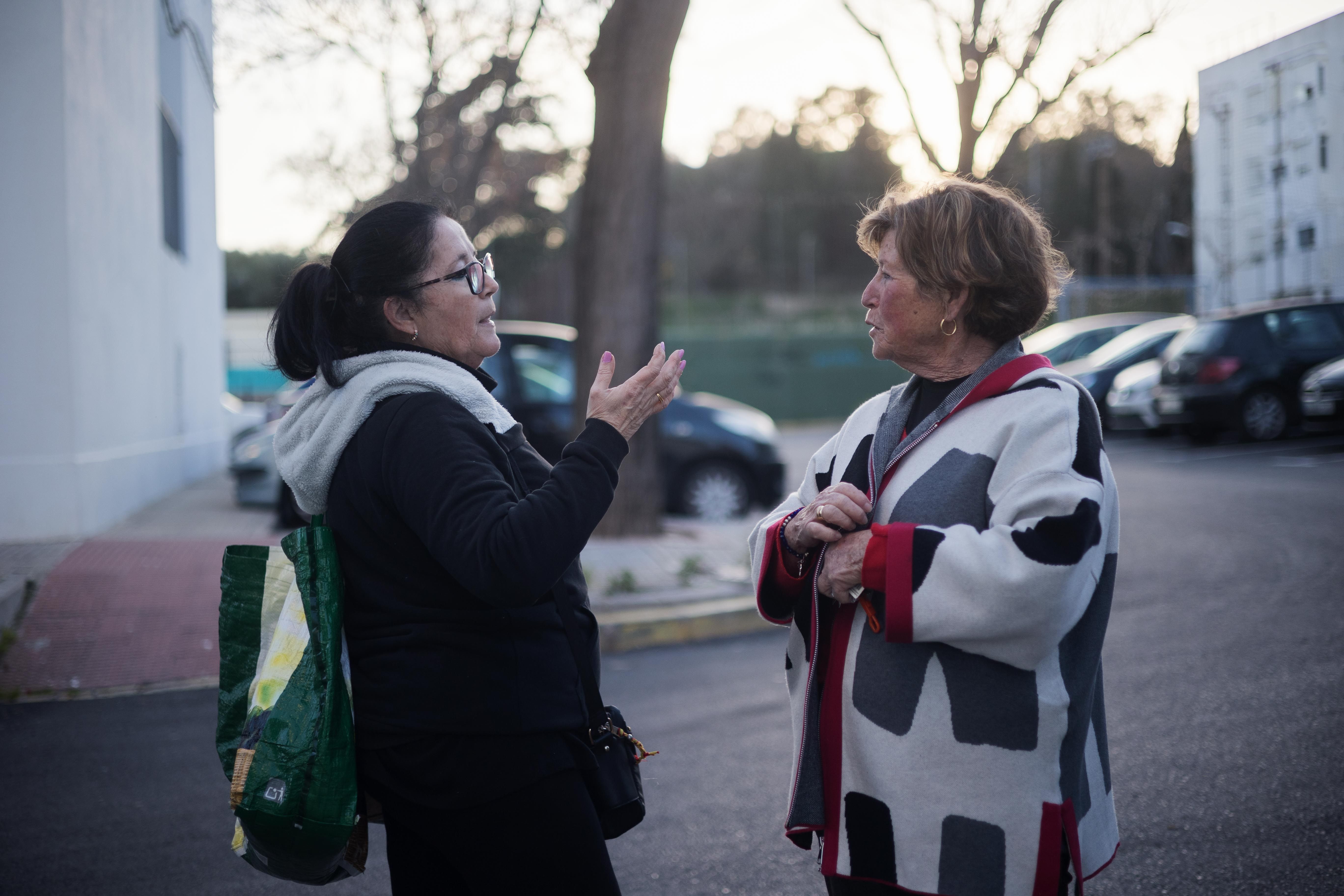 Las vecinas Rafaela y Milagros conversan en la barriada Sudamérica. 