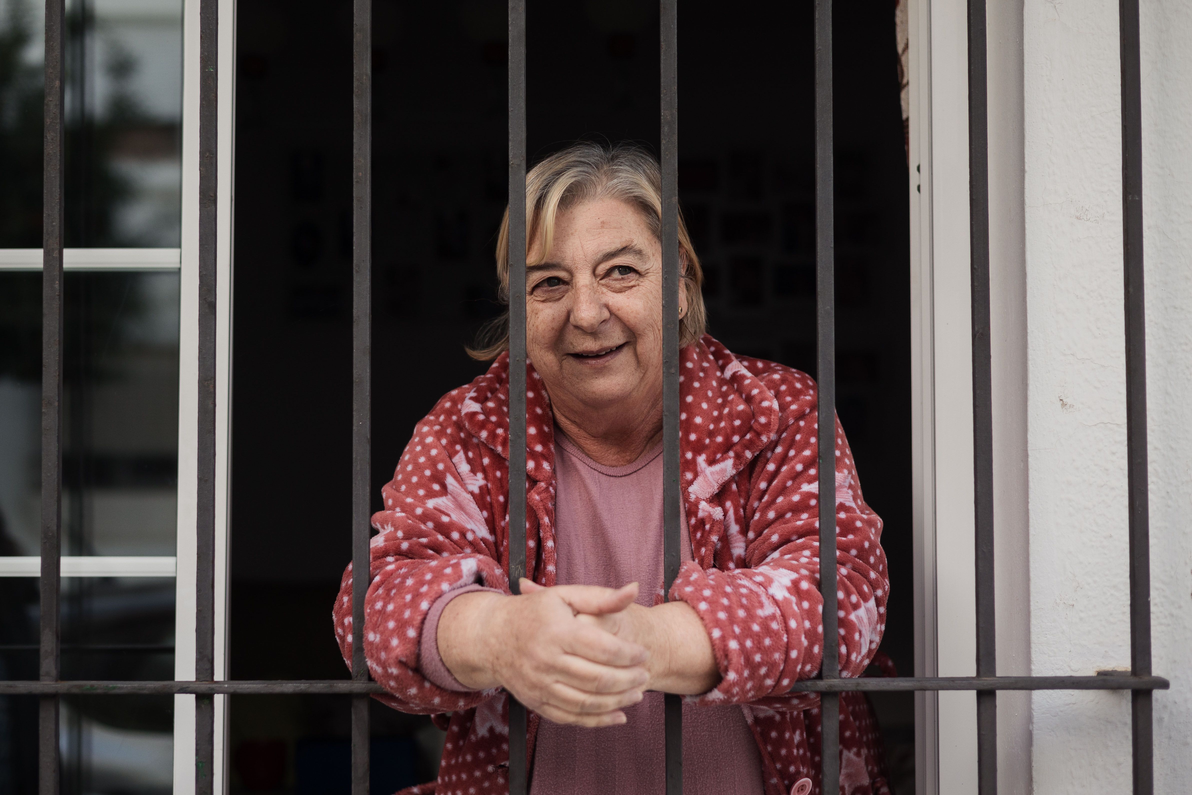 Luisa Lore, conocida como Lusi, asomada al balcón de su casa. 