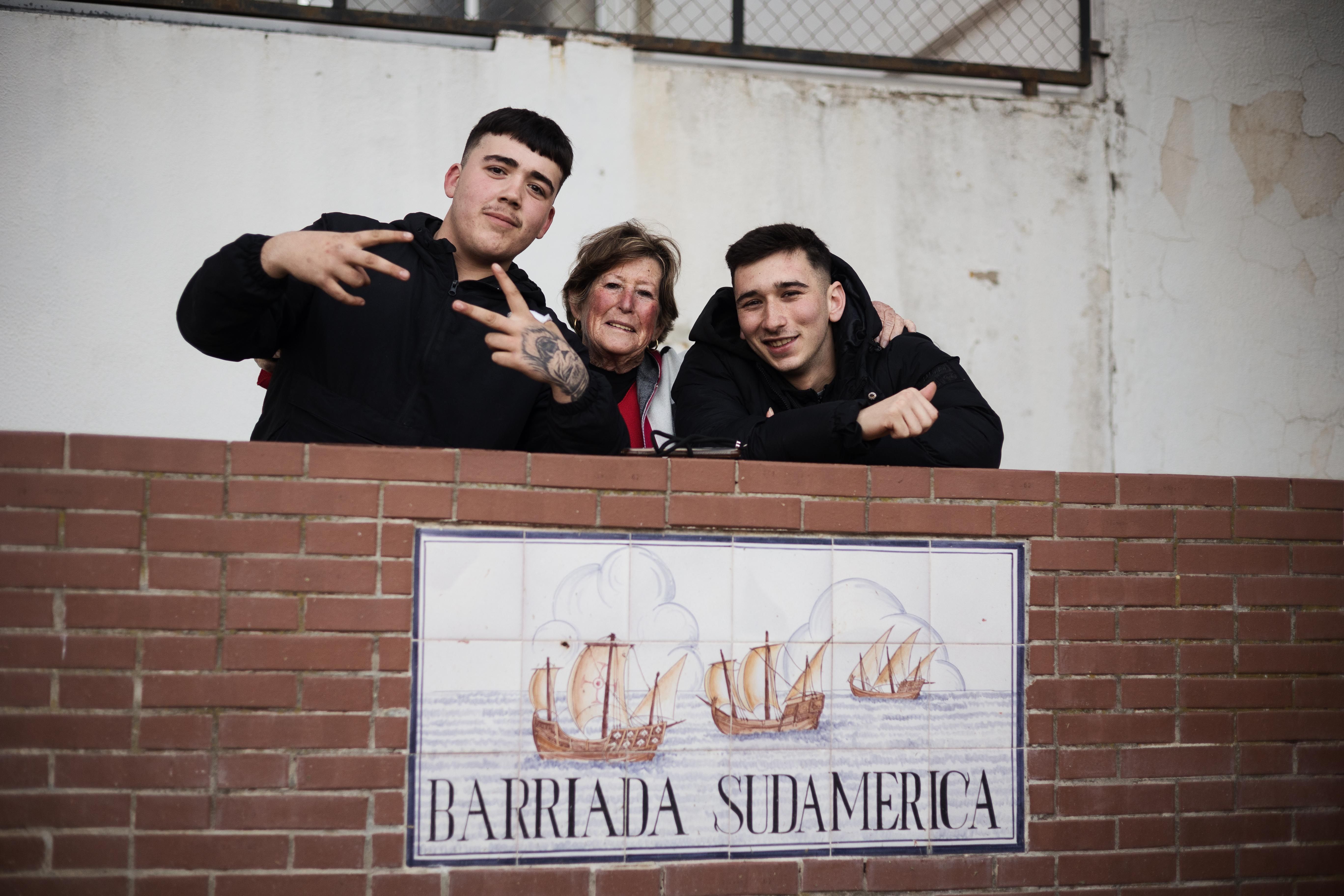 Milagros posa junto a unos jóvenes del barrio. 