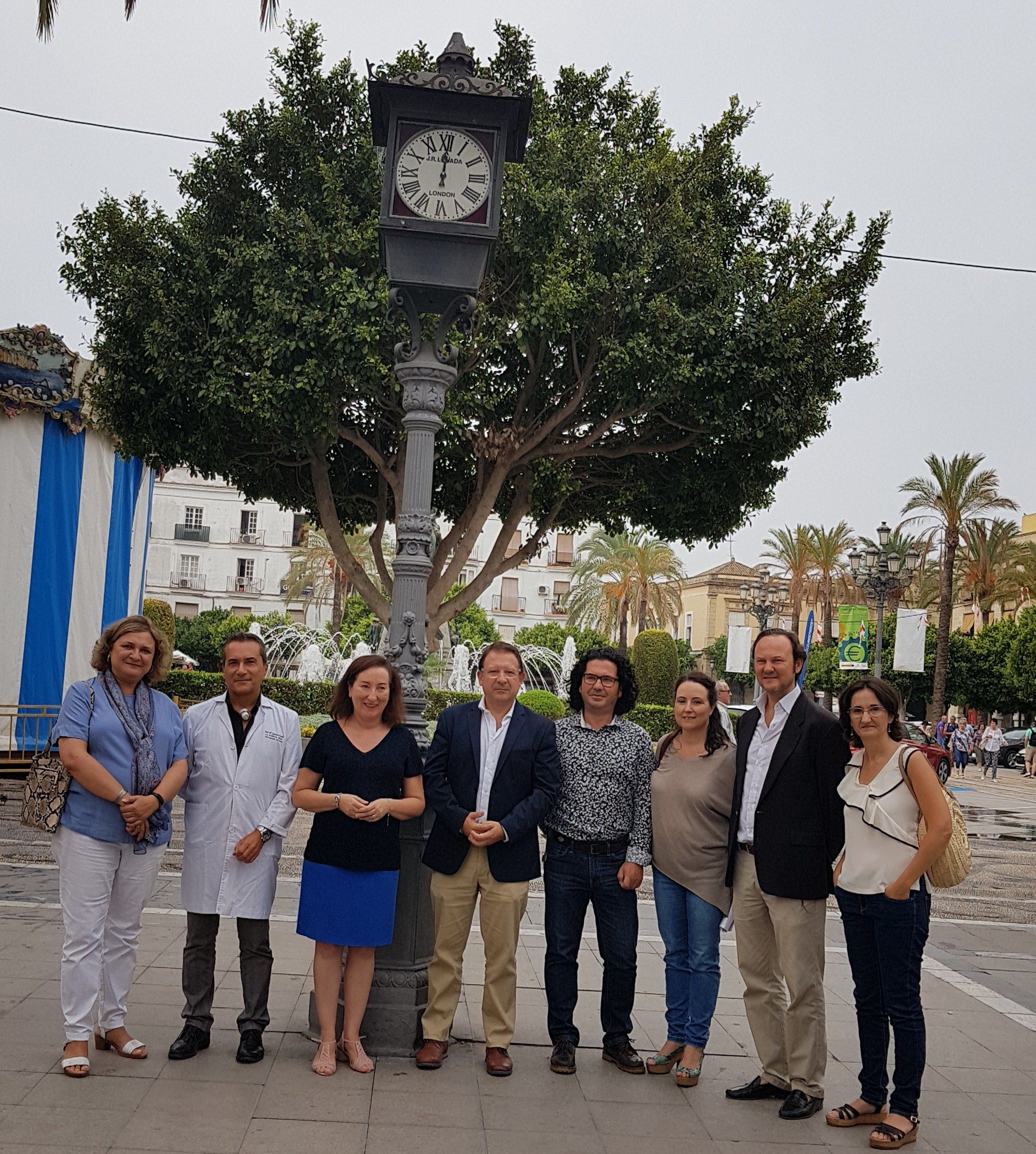 Isabel Gallardo y Antonio Mariscal junto al reloj de Losada en la Plaza del Arenal, en imágenes de archivo