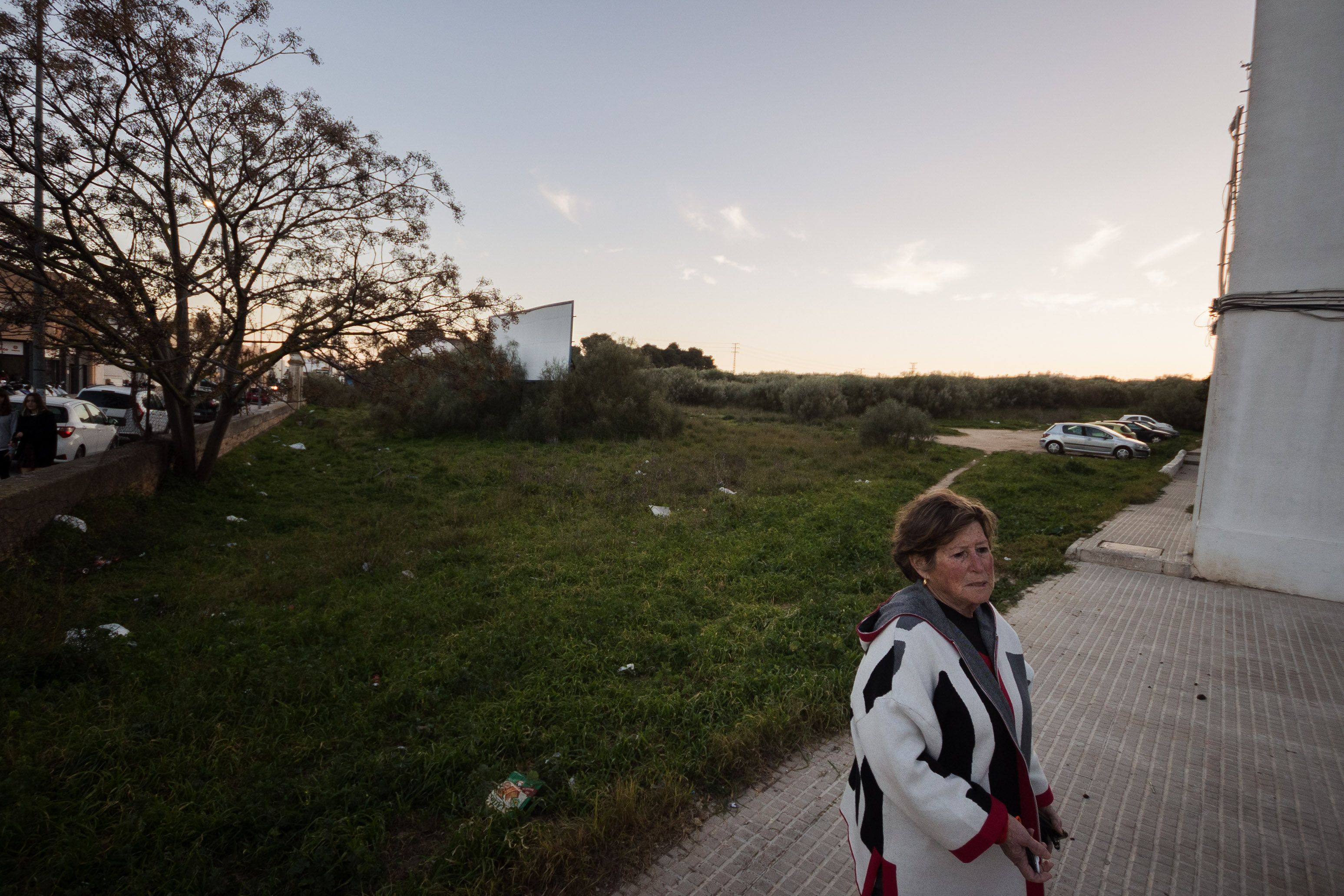 Milagros enseña la zona donde suelen provocarse los incendios en verano. 