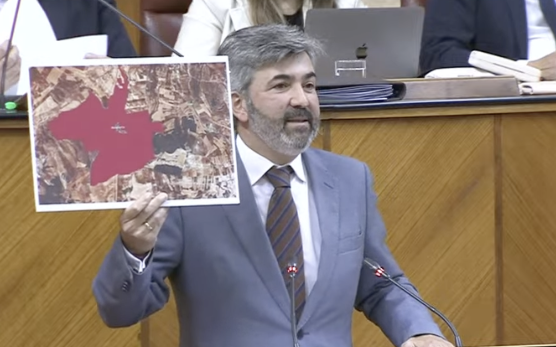 Modesto González, este pasado miércoles en el Parlamento, muestra un plano de Navazuelos, asesiado por las fotovoltaicas en Granada. Modesto González, este pasado miércoles en el Parlamento, muestra un plano de Navazuelos, asesiado por las fotovoltaicas en Granada.