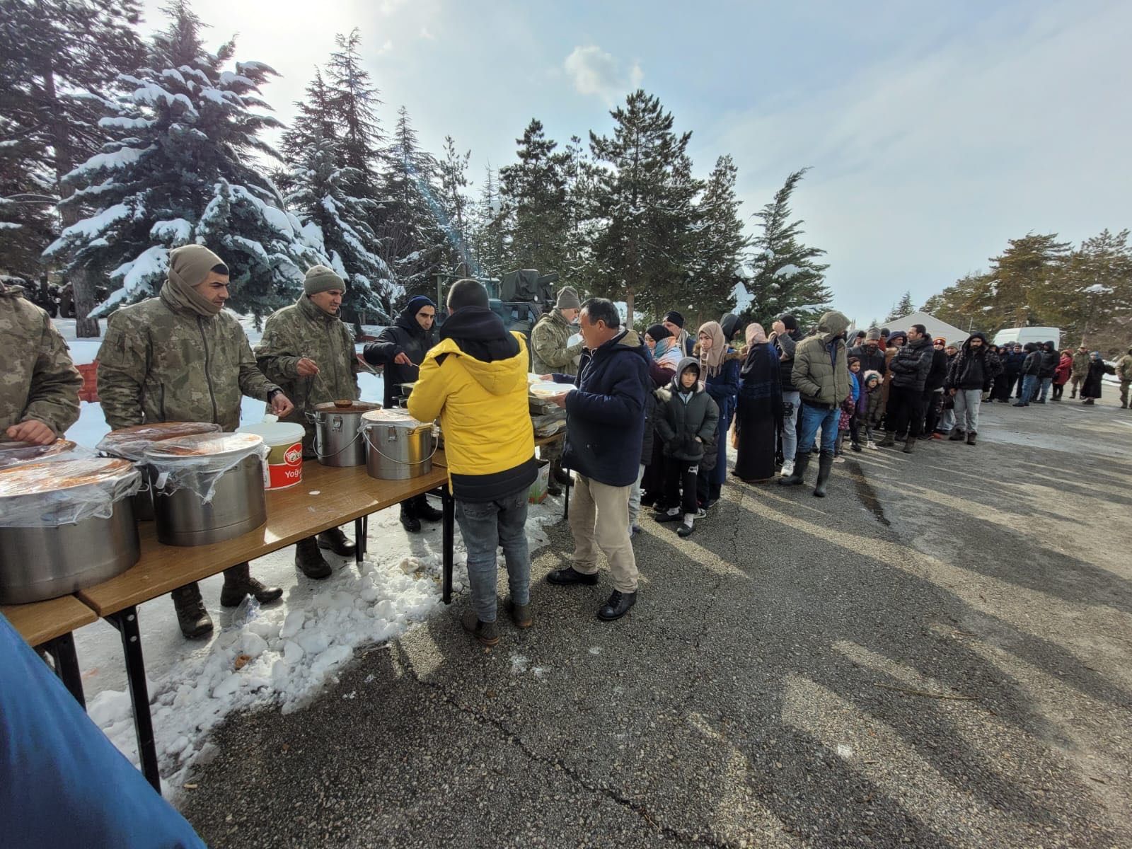 El Ejército de Turquía reparte comida caliente a las víctimas del terremoto en Malatya, una de las zonas afectadas.