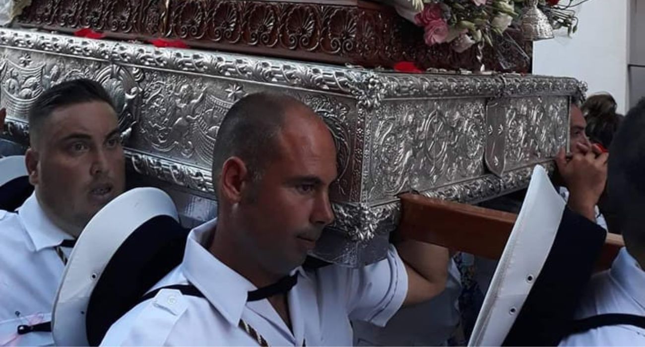 Yiyi, un conocido costalero de Sanlúcar, llevando bajo sus hombros a la Virgen del Carmen.
