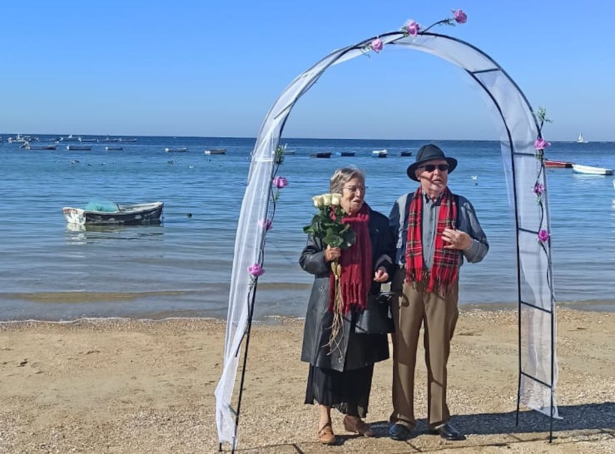 Emilio y Rafaela celebran sus bodas de oro en la playa de La Caleta en Cádiz.