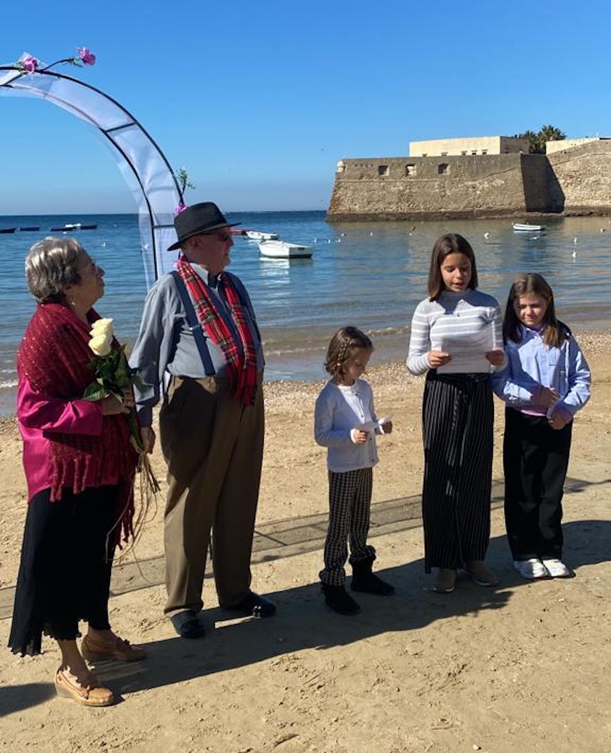 Sus nietas les dedican unas palabras a sus abuelos. 