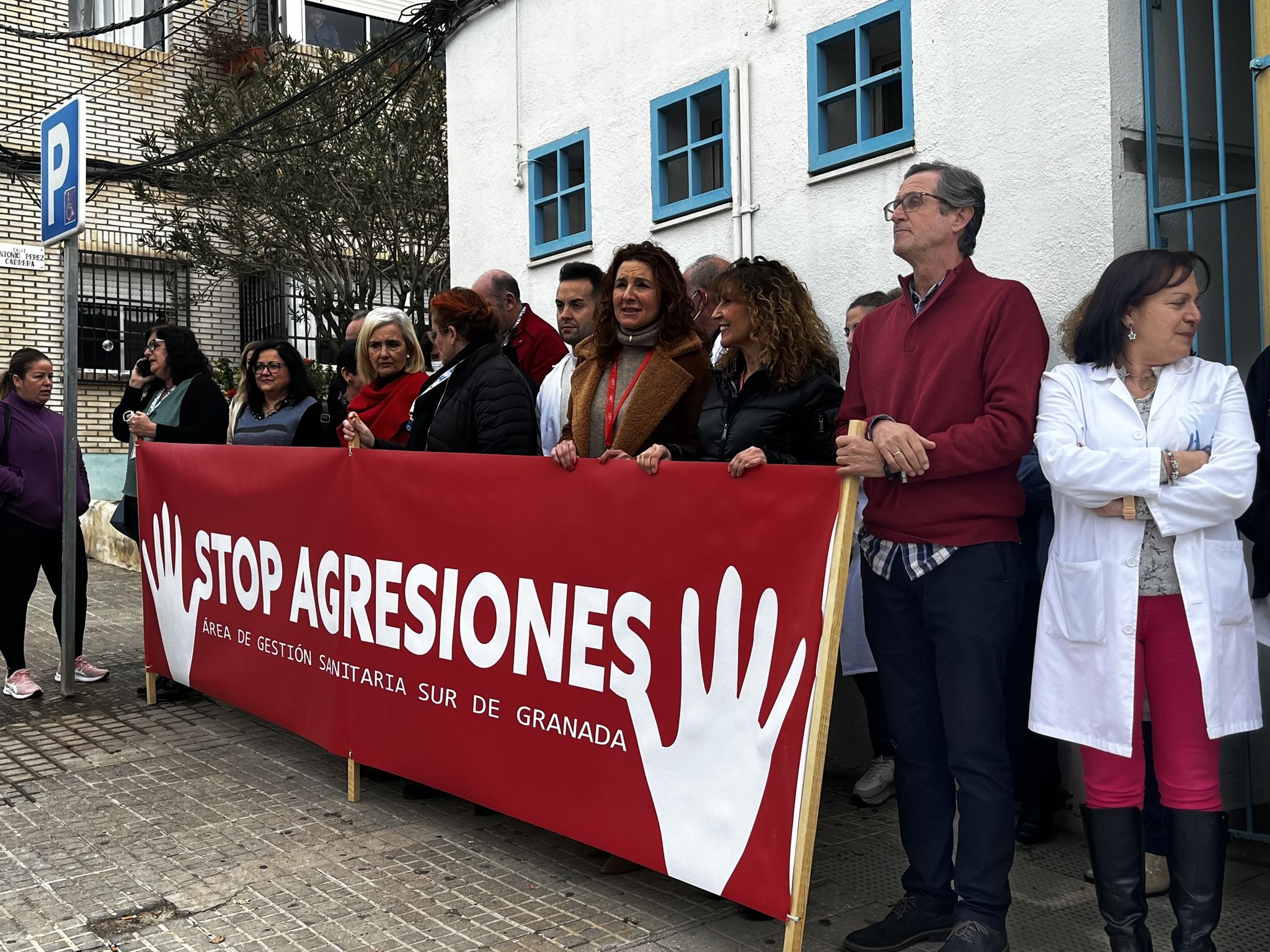 Manifestación contra la agresión sufrida por varios empleados del Hospital Santa Ana de Motril.