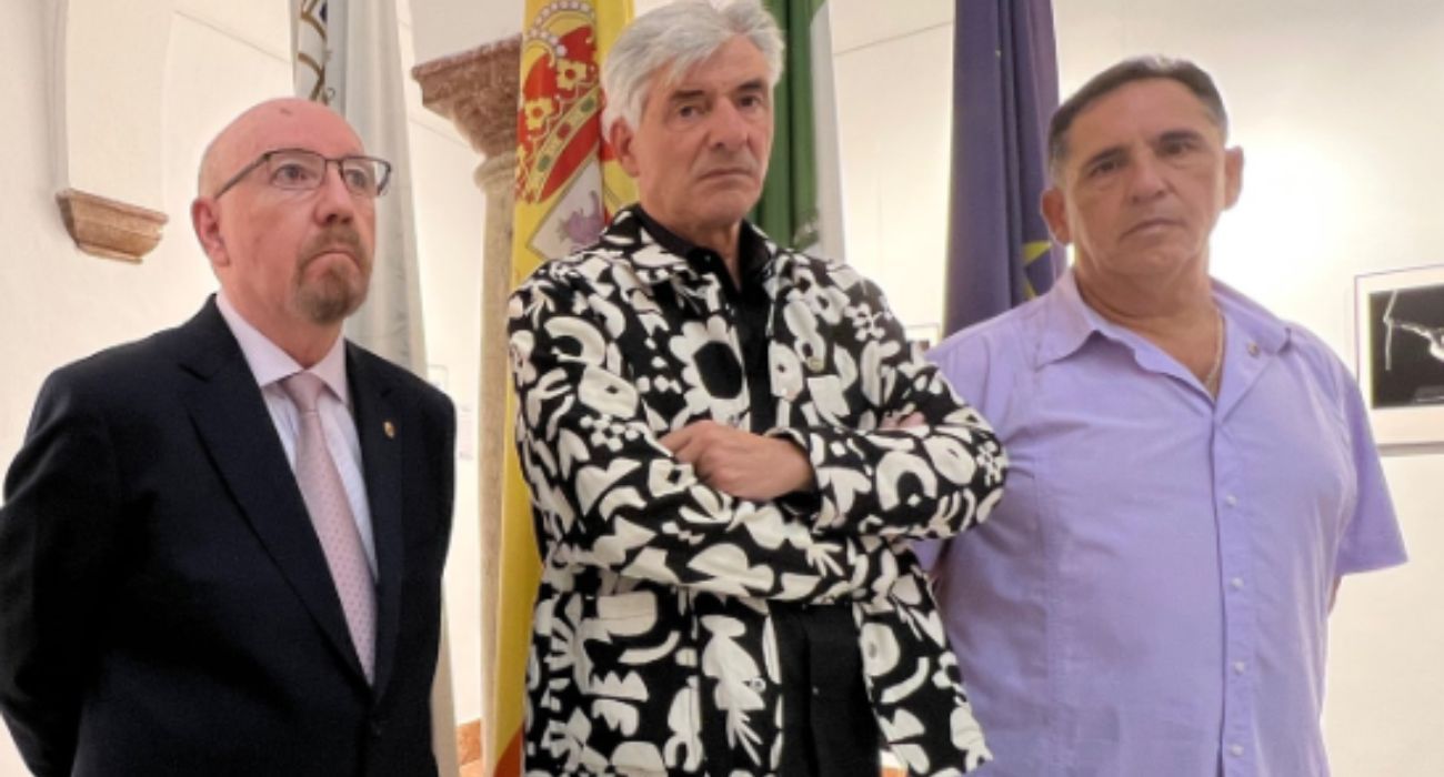 Joaquín Salinas, a la izquierda, en una exposición fotográfica.   @ELSOLDANTEQUERA