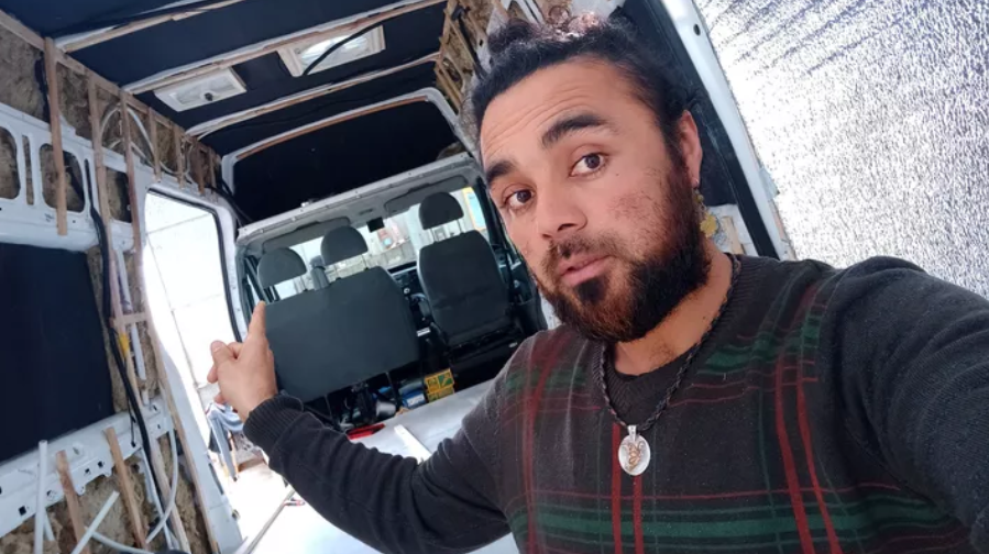 Francisco muestra el interior de su casa-taller instalado en la furgoneta que tiene en Chipiona.