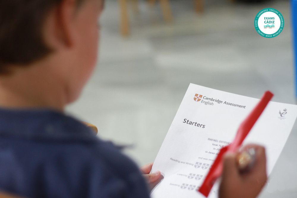 Un alumno haciendo un examen de inglés.
