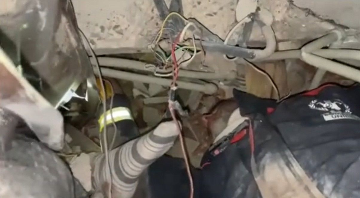 Momento en el que encuentran a la joven bajo los escombros. AYUNTAMIENTO DE HUELVA.