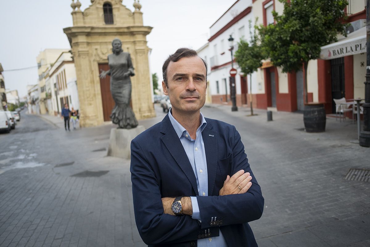 Manuel Méndez, ante el monumento que su tía Francisca Méndez La Paquera de Jerez tiene en la Plazuela, momentos antes de una entrevista con lavozdelsur.es.