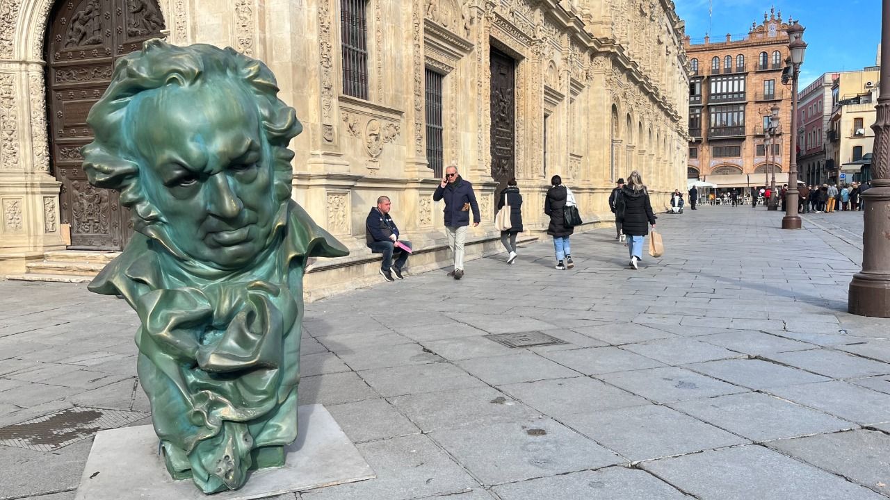 Un enorme 'cabezón', como se conoce al galardón de la industria del cine español, en Sevilla.