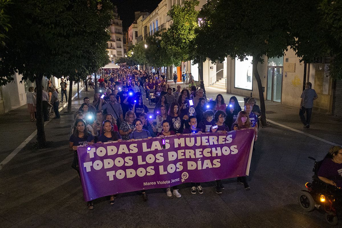 La manifestación feminista, por la calle Larga. FOTO: MANU GARCÍA