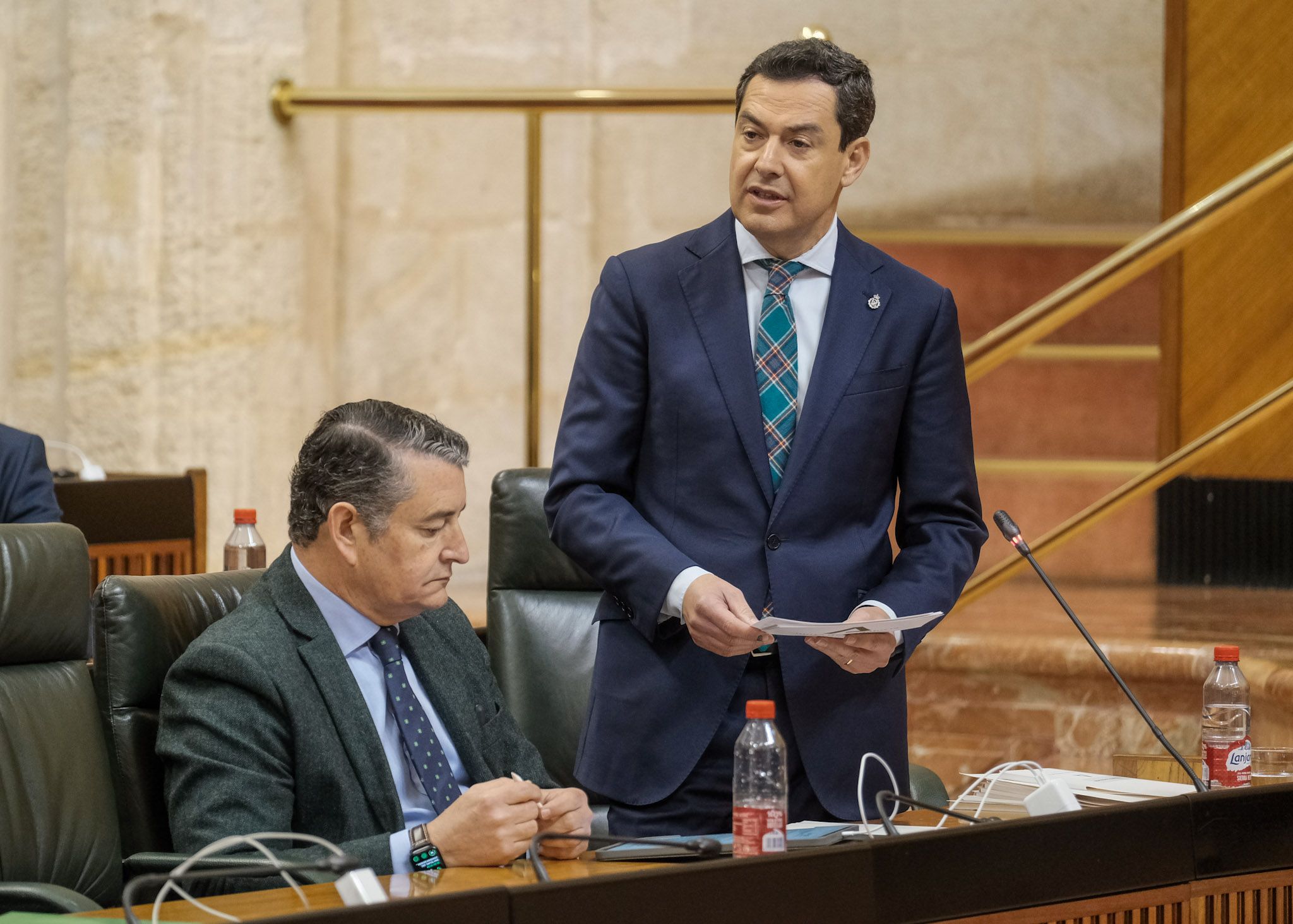 El presidente Moreno, este jueves en el Parlamento andaluz, reacciona ante las críticas del PSOE y ordena informar ya sobre los fondos europeos.