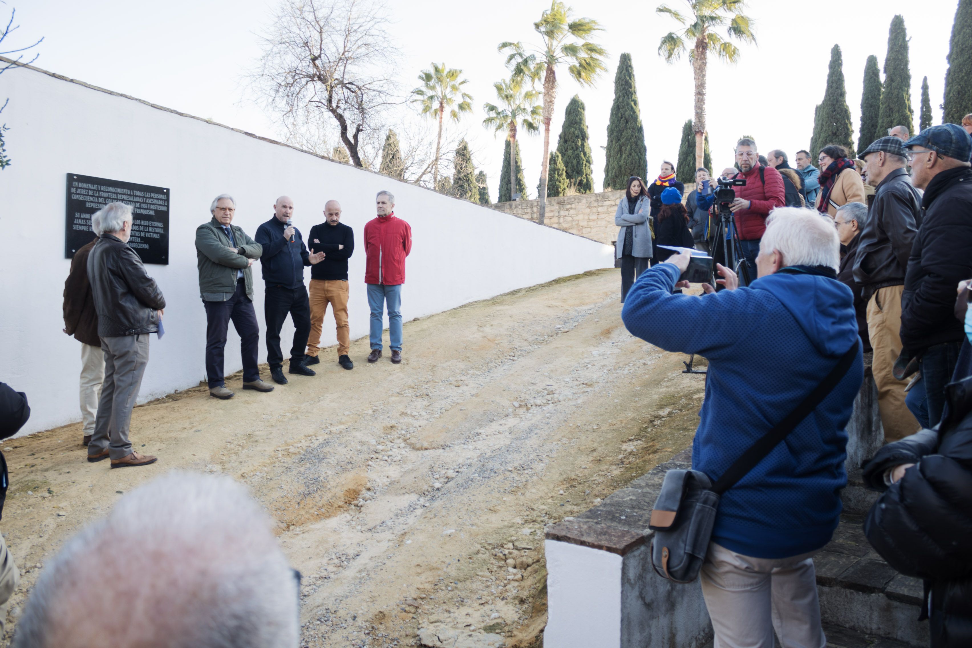 Colocación de la placa en el antiguo Teatro Eslava.
