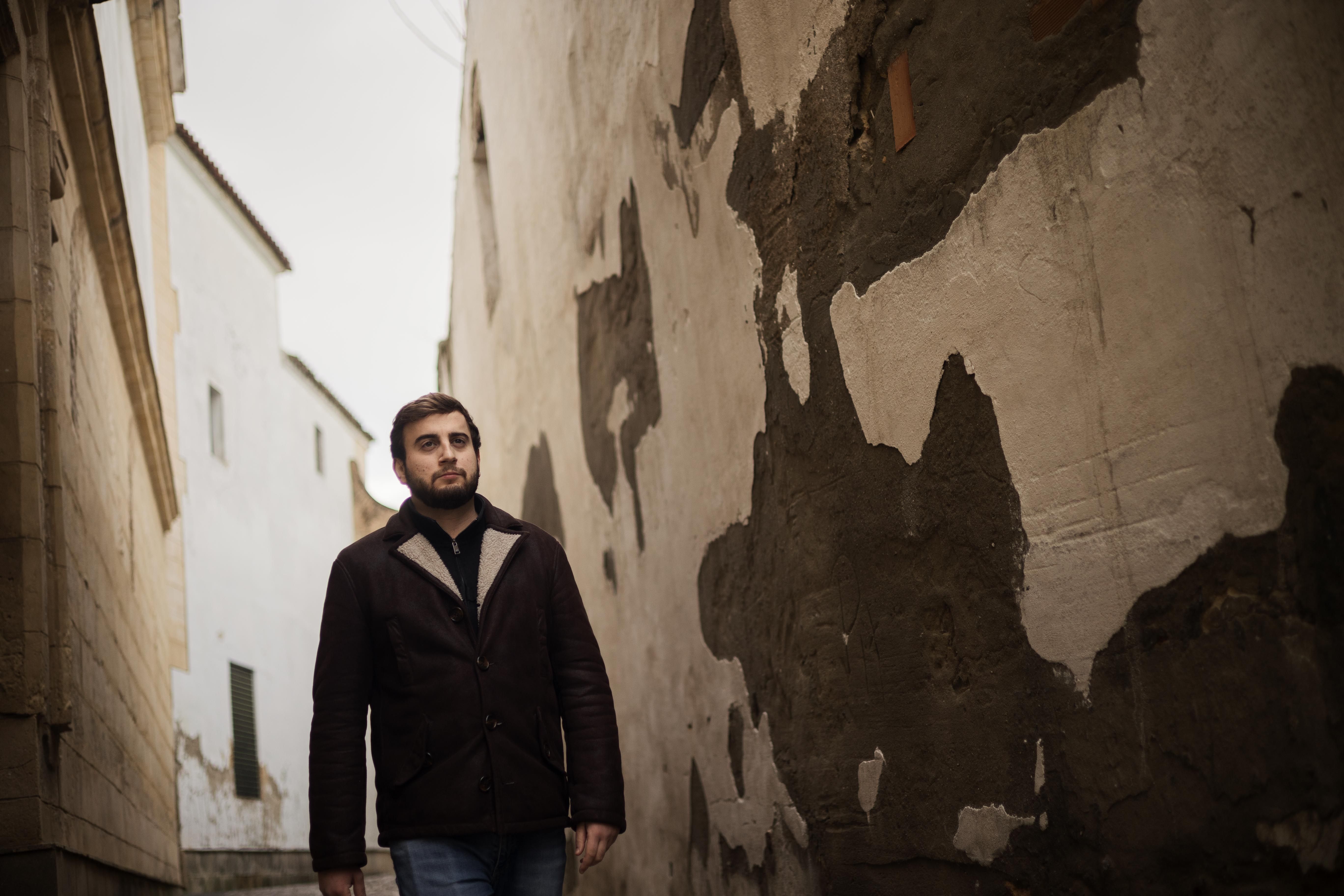 El especialista de cine en una calle de su tierra natal. 