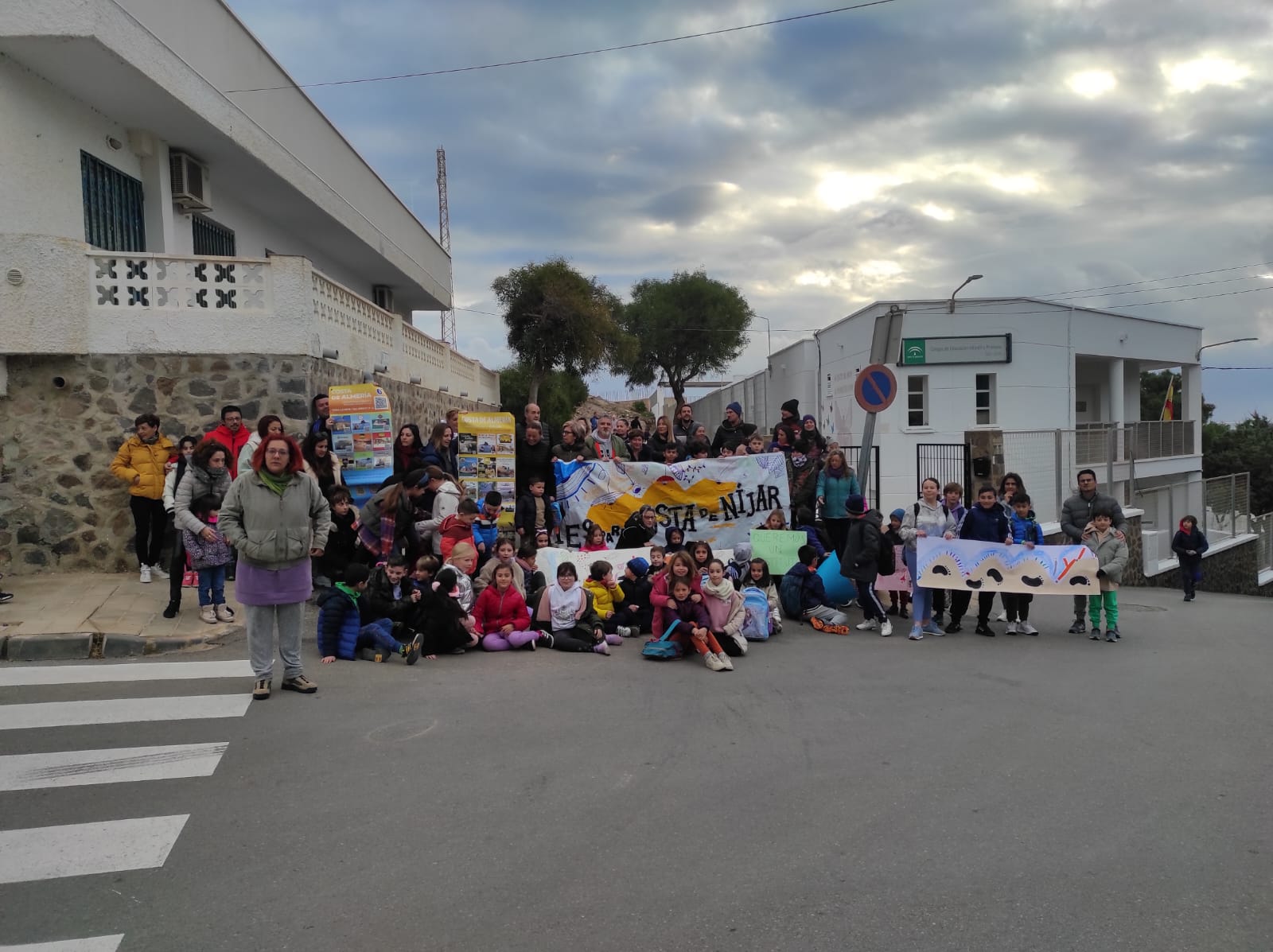 Alumnado del CEIP San José y miembros de la plataforma IES Costa de Níjar, pidiendo un instituto para la zona. 