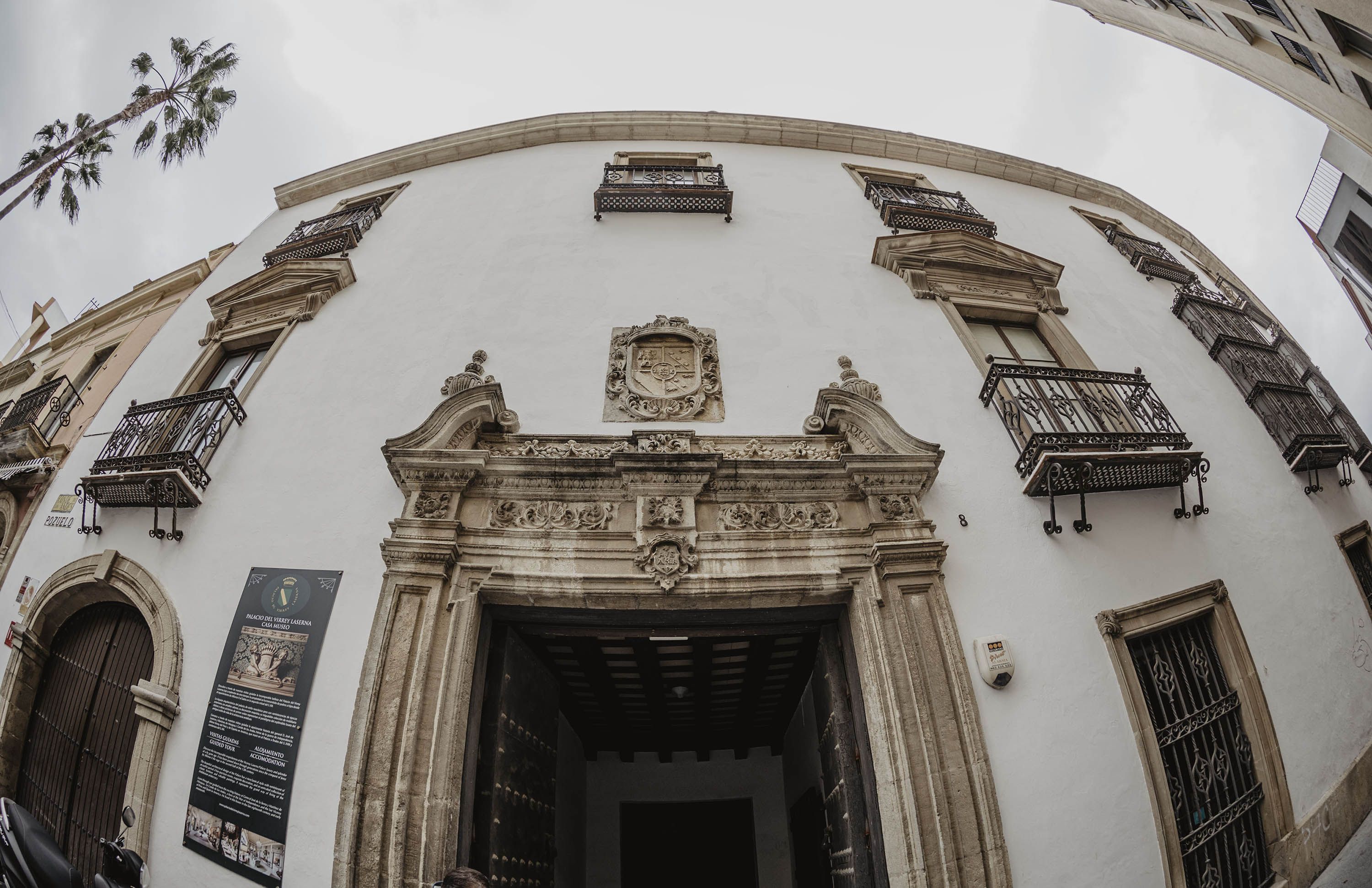 Facha principal del palacio en la calle Conde de los Andes.      ESTEBAN