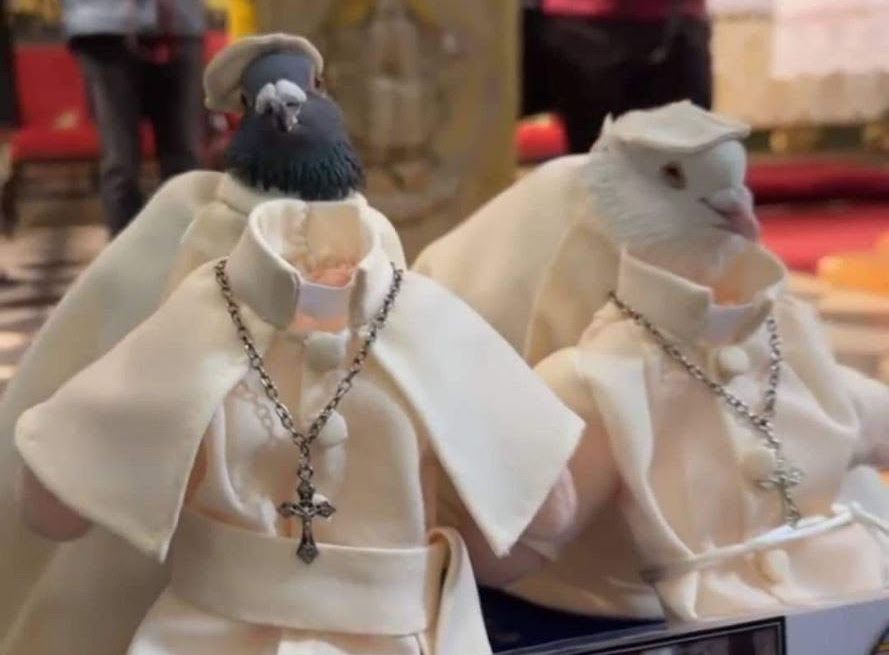 Palomas disfrazadas en la procesión. Palomas disfrazadas en la procesión.