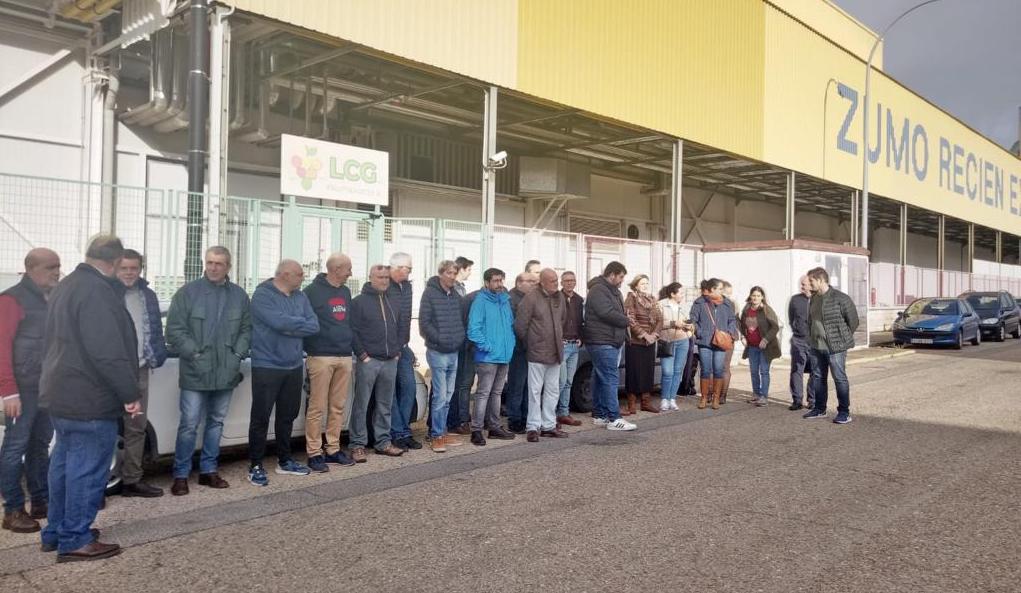 Empleados de LCG Fruits, empresa vinculada a Zumosol, en una protesta.