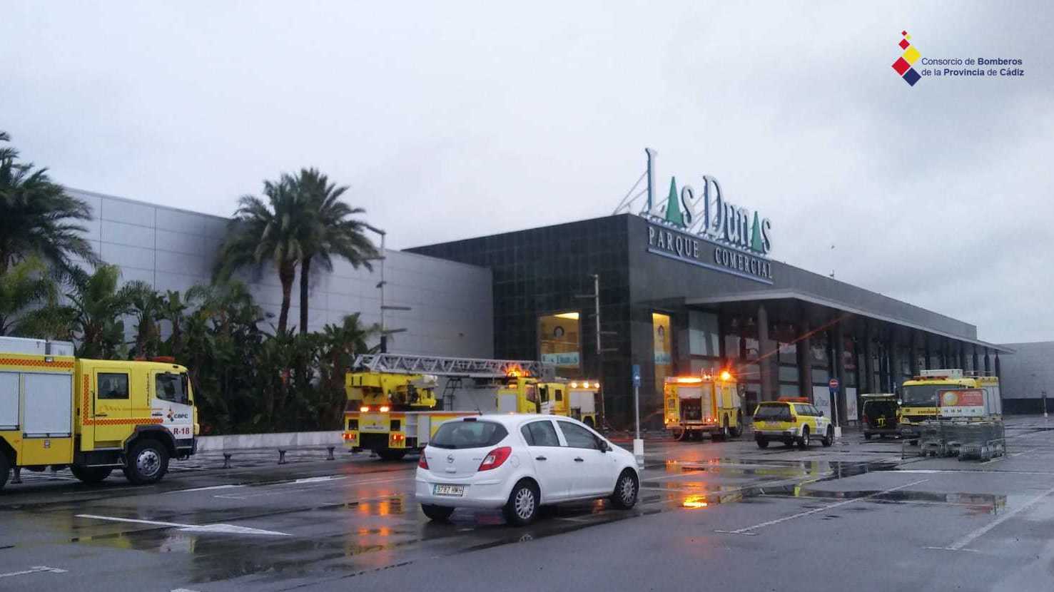 Los bomberos, durante la actuación en Las Dunas.