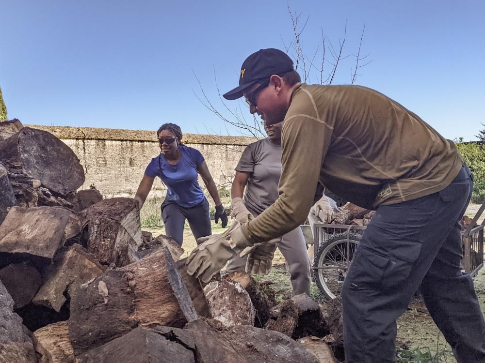 La Navy echa una mano en la Cartuja. En la imagen, militares norteamericanos trabajando en el desbroce de terrenos.