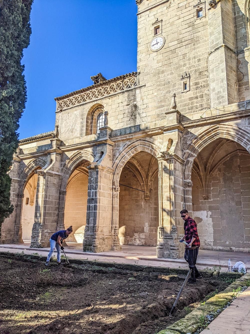 Arreglando los jardines del claustros interior.   JAMES HONG