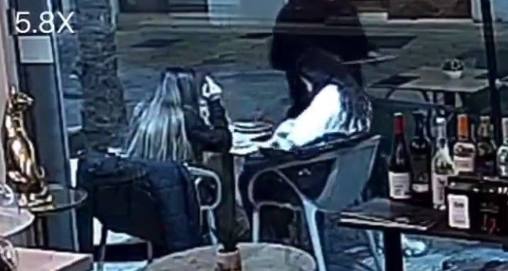 Jóvenes hacen un 'Simpa' en un bar. TWITTER