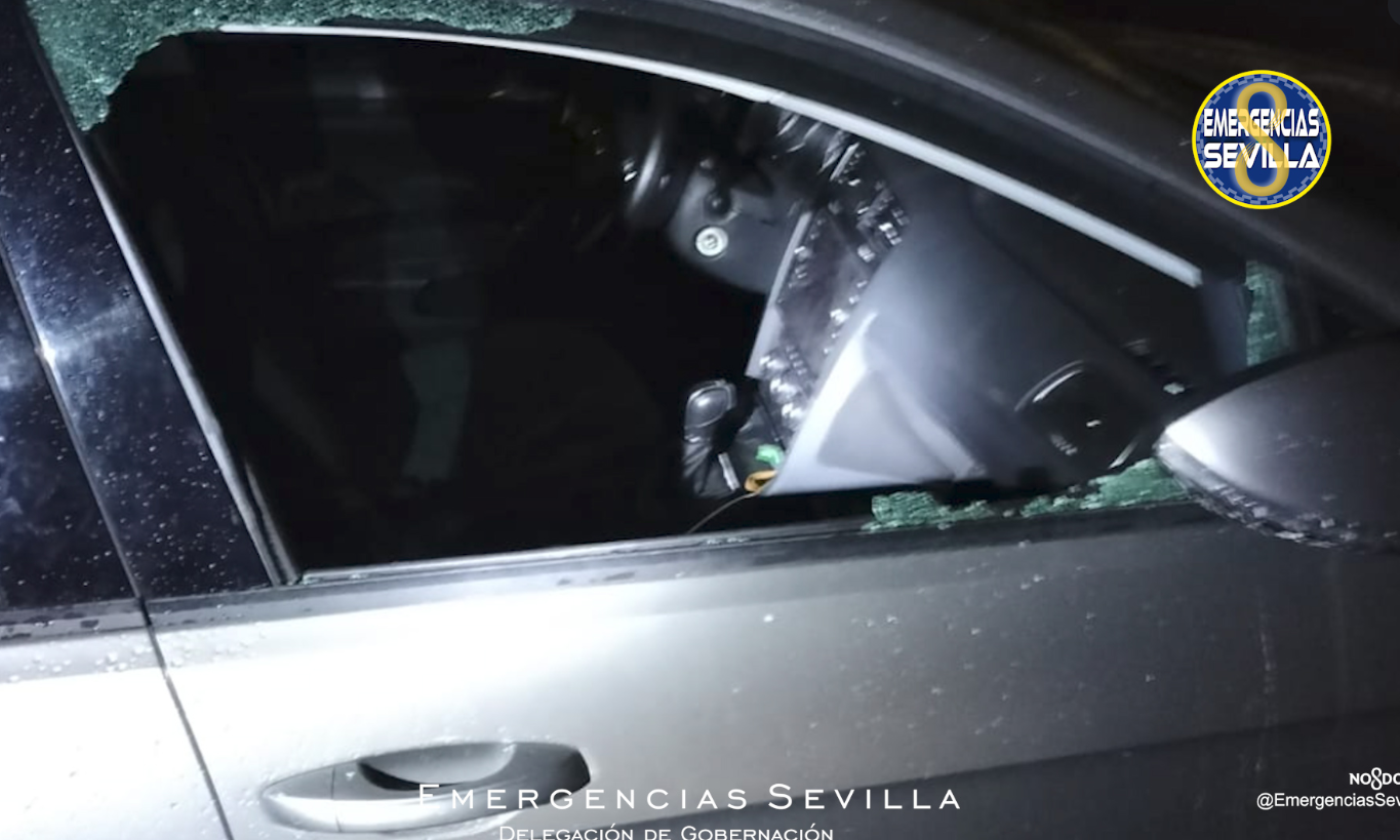Un coche asaltado en Sevilla, en una imagen de archivo.