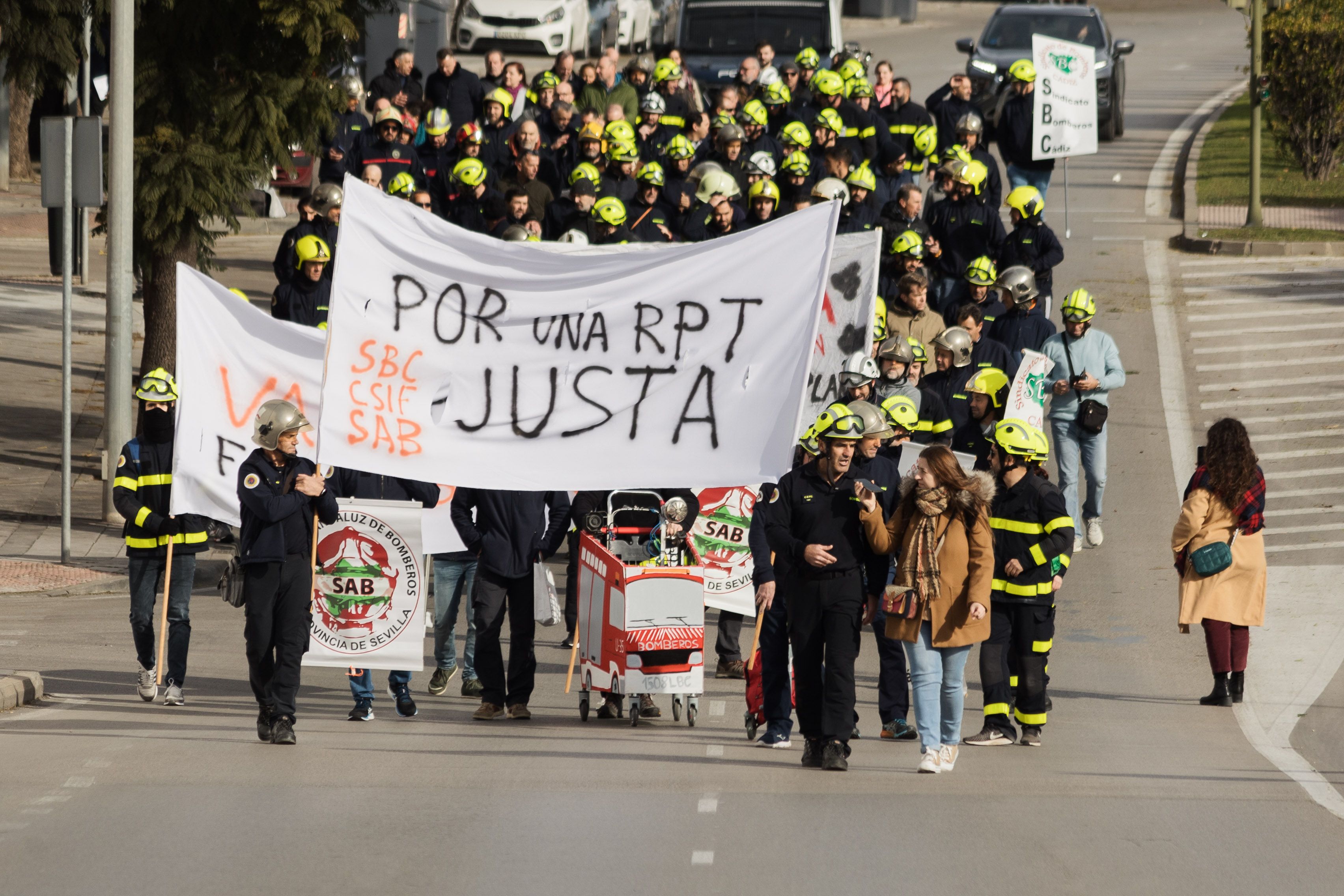 Manifestación del cuerpo de bomberos de Cádiz, este viernes en Jerez, por una RPT justa.