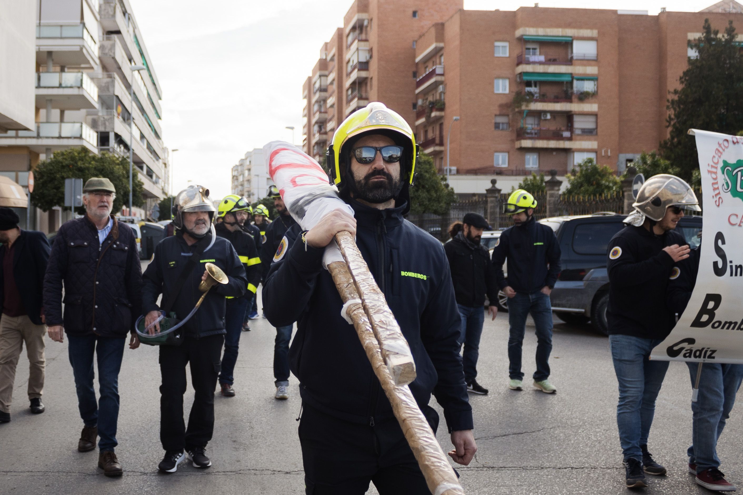 Manifestación del cuerpo de bomberos de Cádiz por una RPT justa.