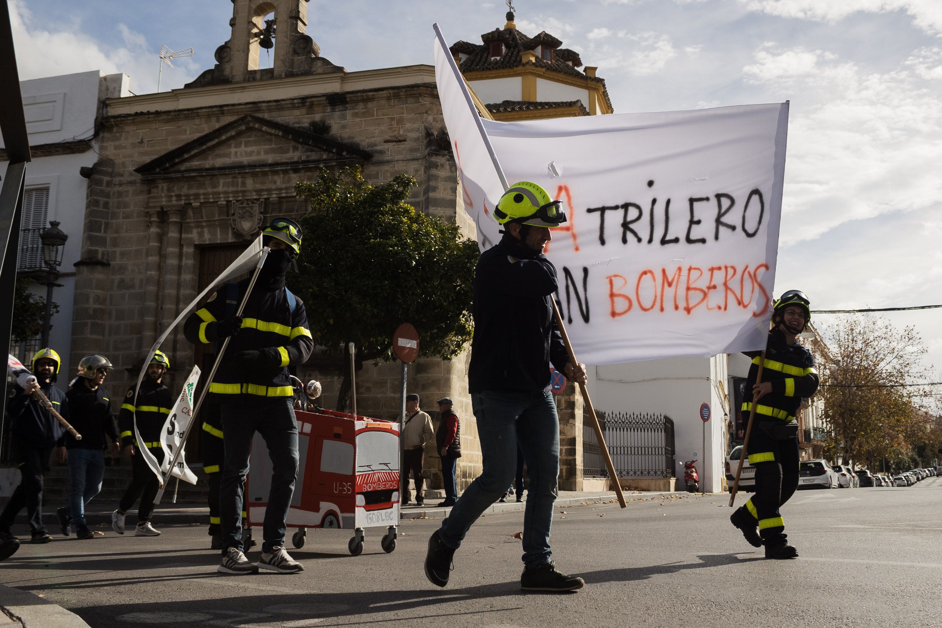 Manifestación del cuerpo de bomberos de Cádiz por una RPT justa.