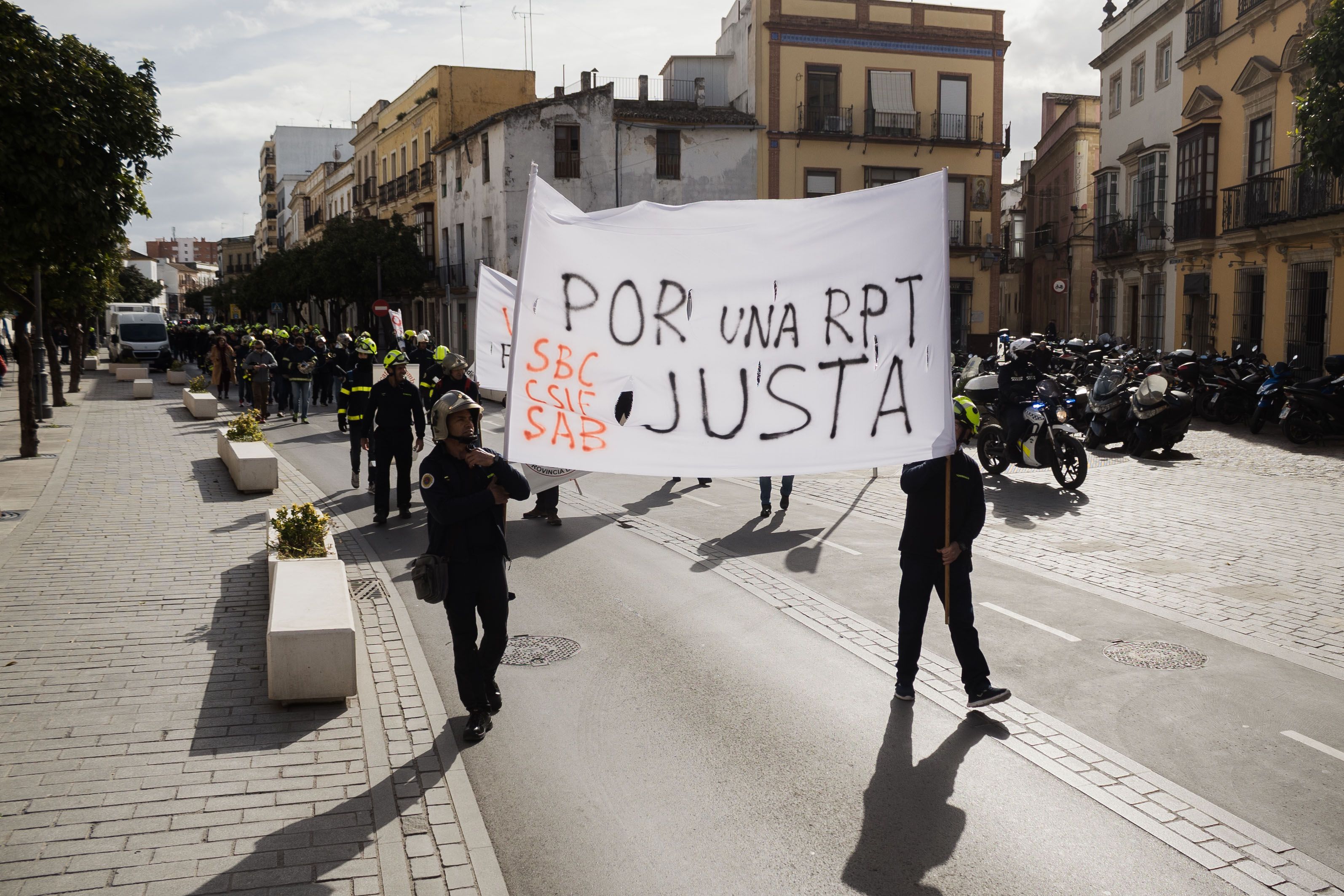 Manifestación del cuerpo de bomberos de Cádiz por una RPT justa.