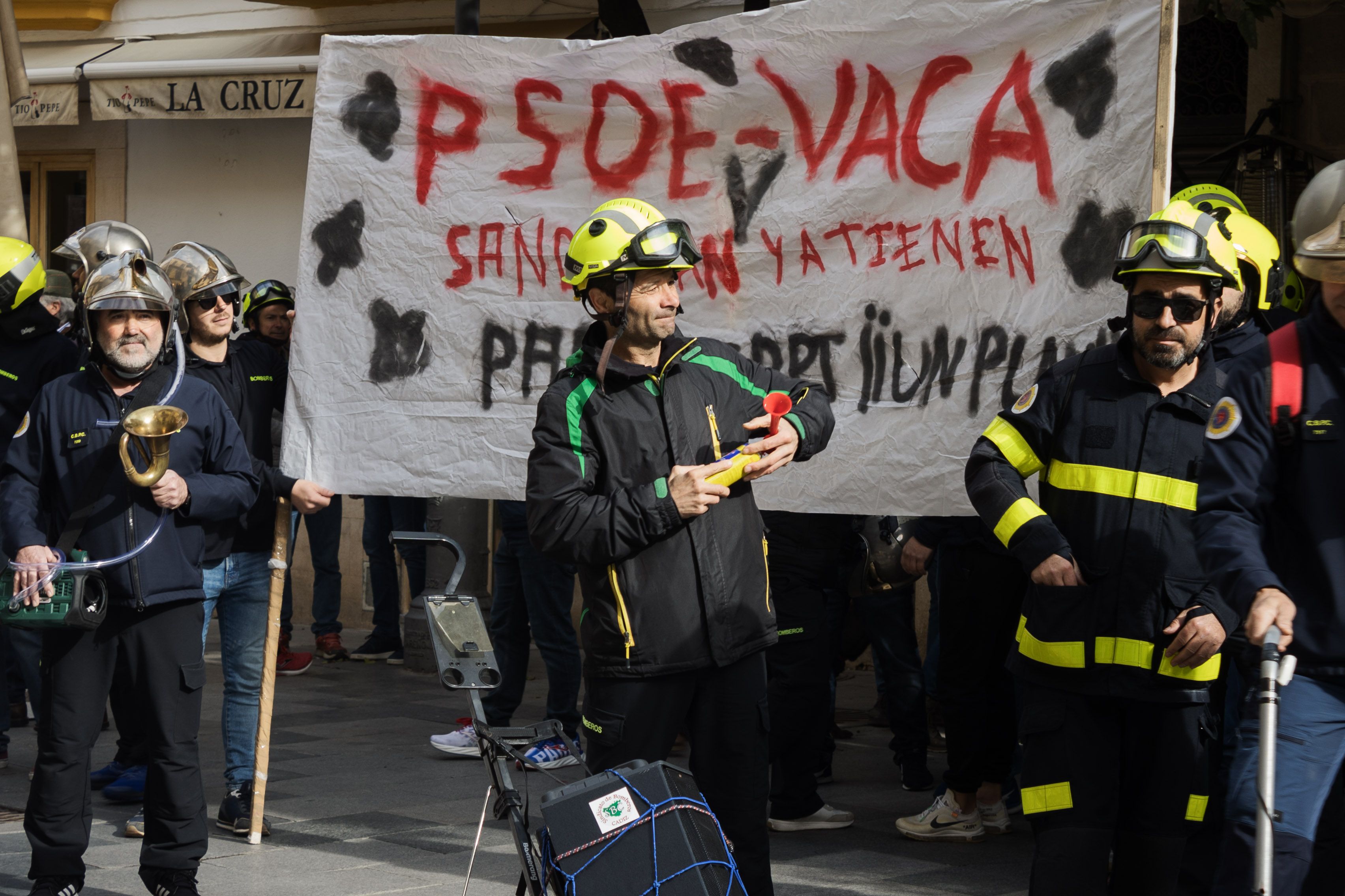 Manifestación del cuerpo de bomberos de Cádiz por una RPT justa.