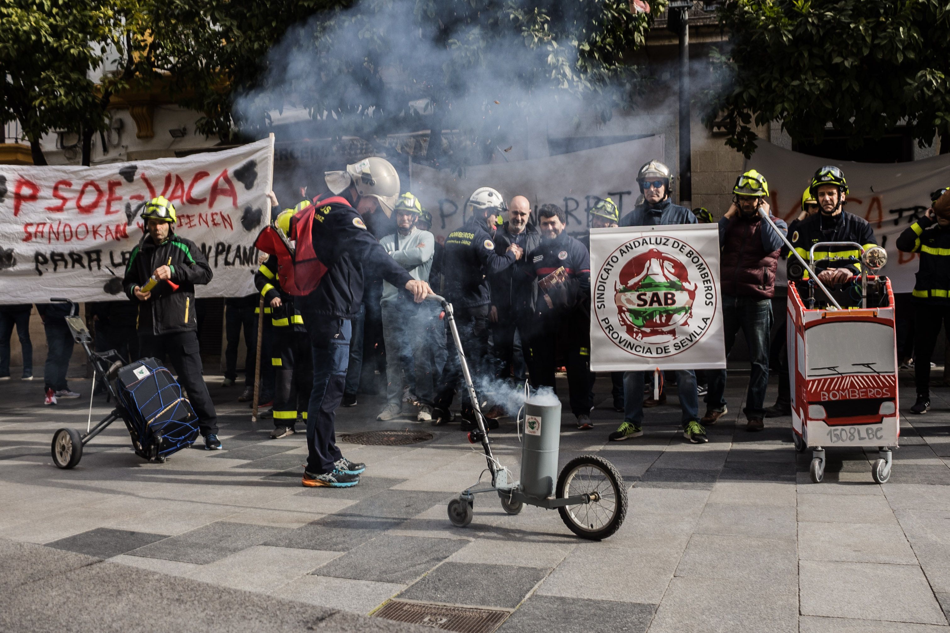 Manifestación del cuerpo de bomberos de Cádiz por una RPT justa.