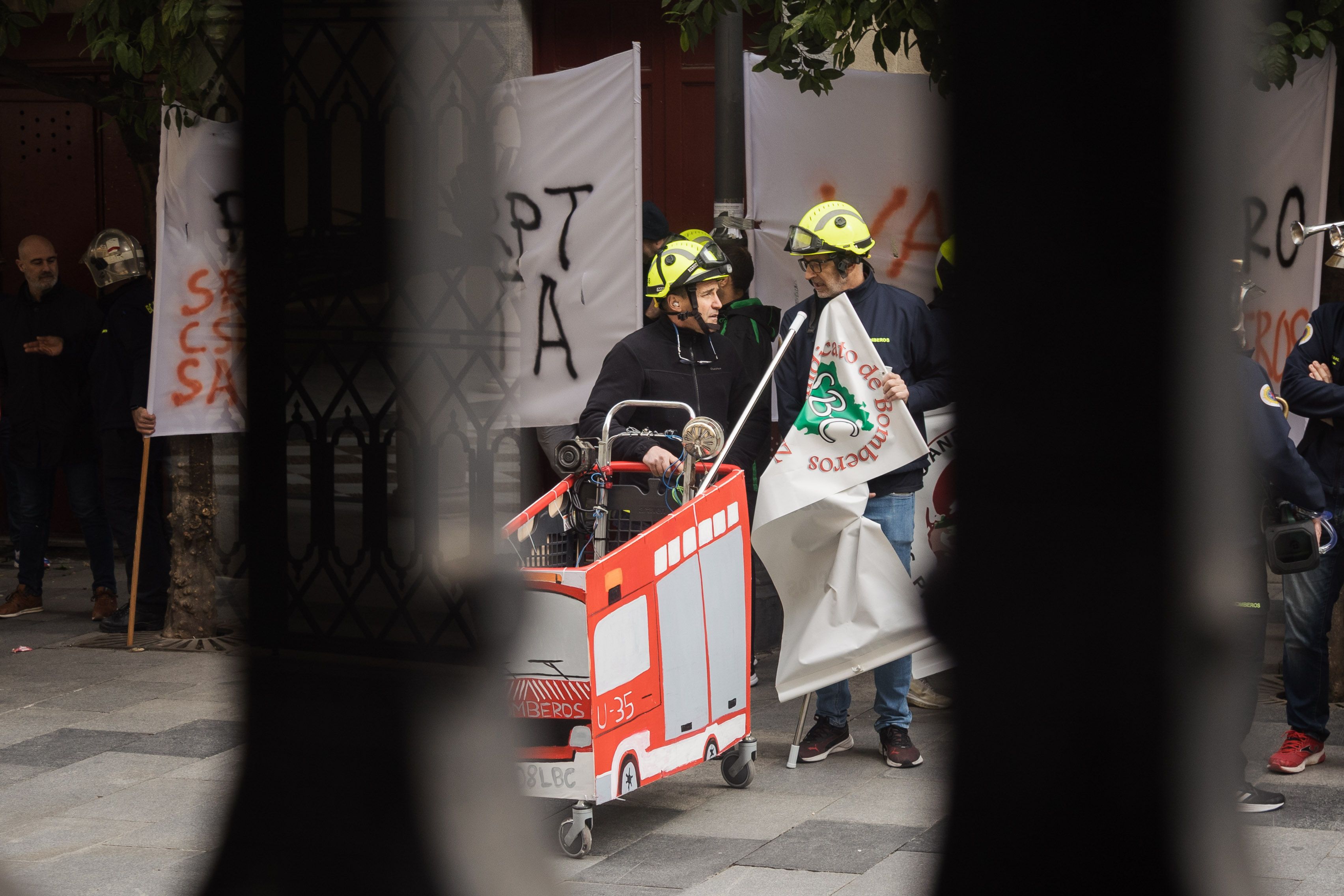 Manifestación del cuerpo de bomberos de Cádiz por una RPT justa.