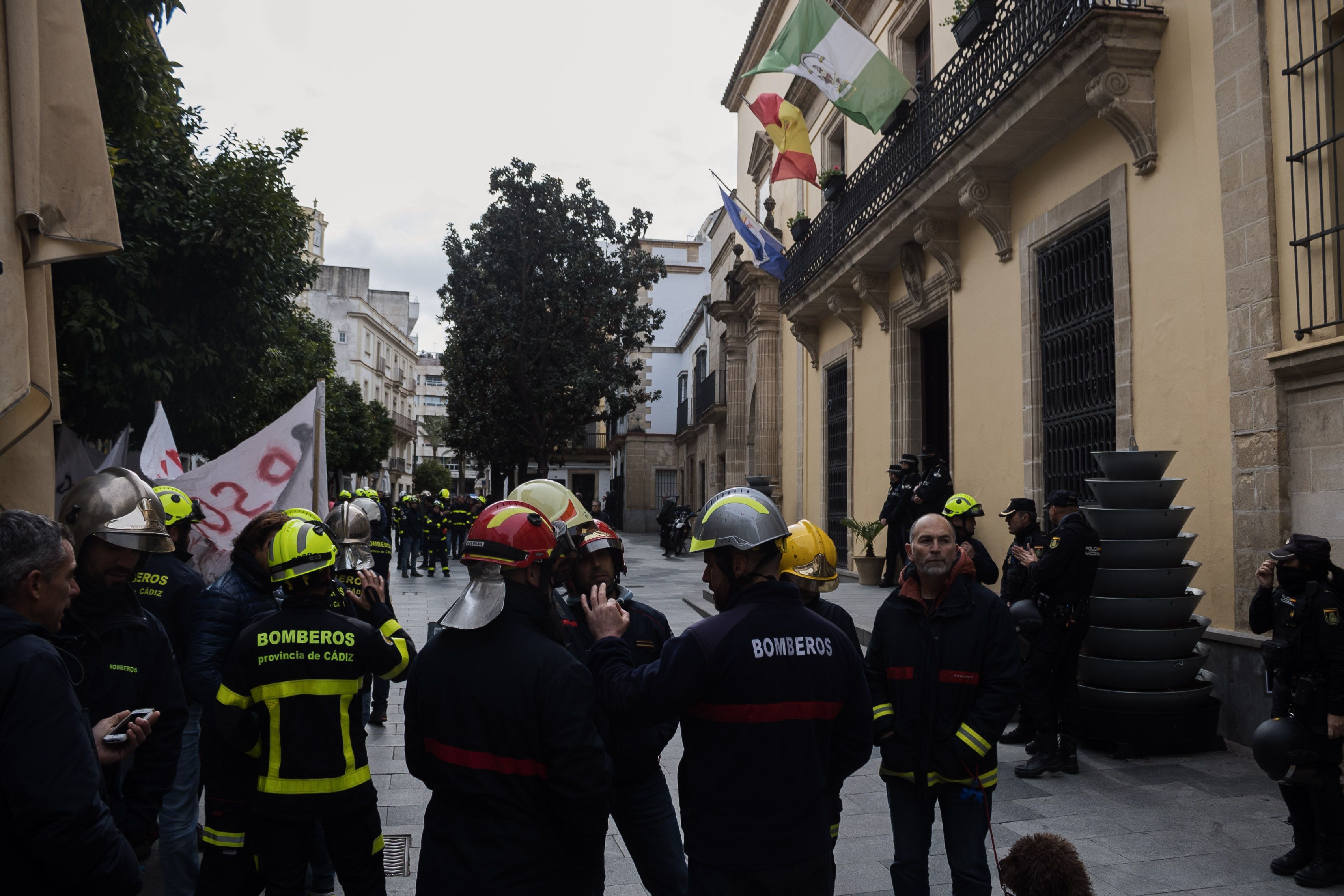 Manifestación del cuerpo de bomberos de Cádiz por una RPT justa.