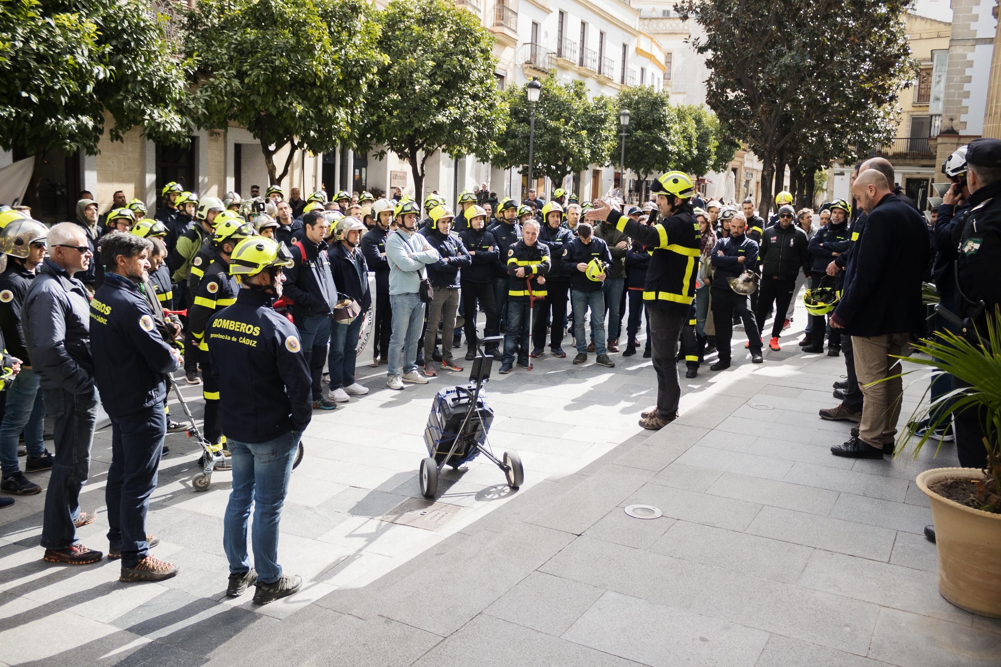Manifestación del cuerpo de bomberos de Cádiz por una RPT justa.