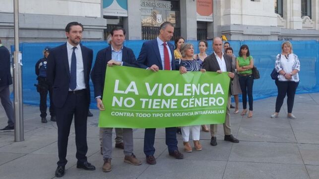 Ortega Smith y representantes de Vox, durante el acto de silencio de la última víctima de la violencia de género en Madrid. FOTO: MÁS MADRID