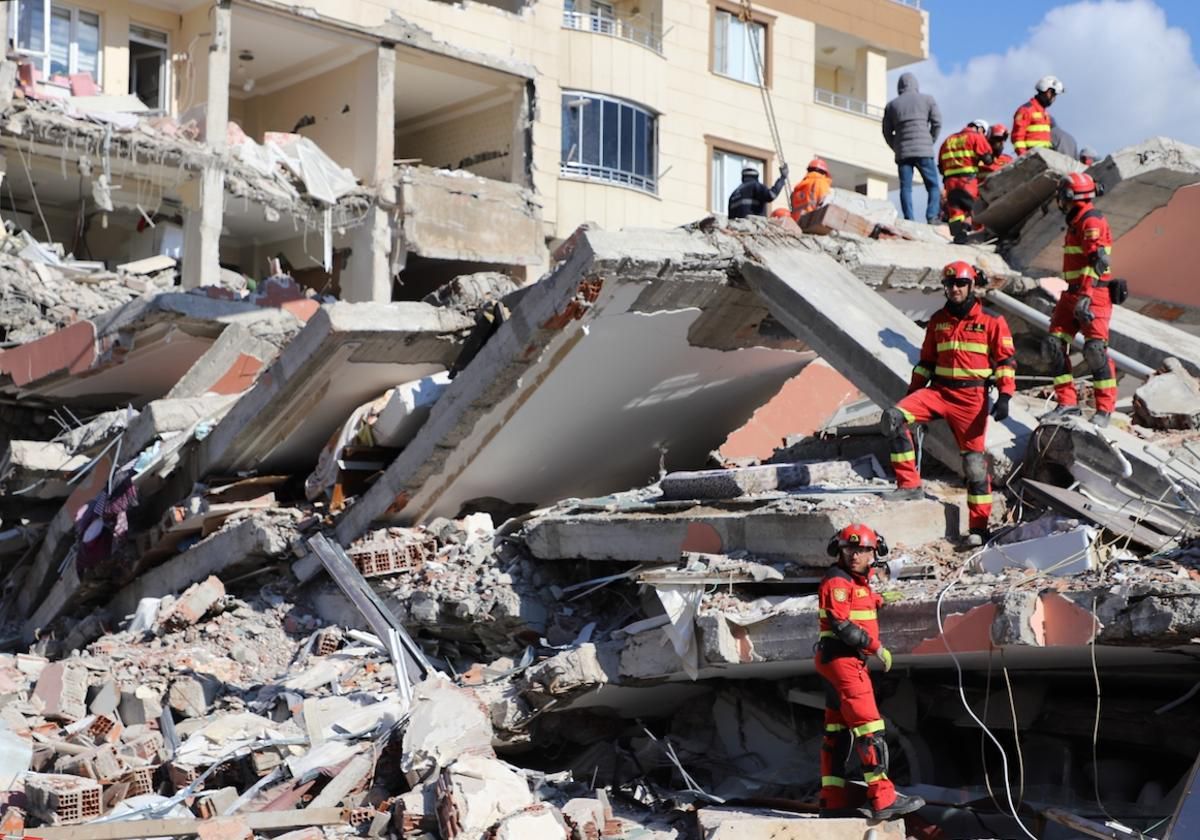Adalberto, militar de Jerez, junto a sus compañeros entre los escombros, en Turquía. 