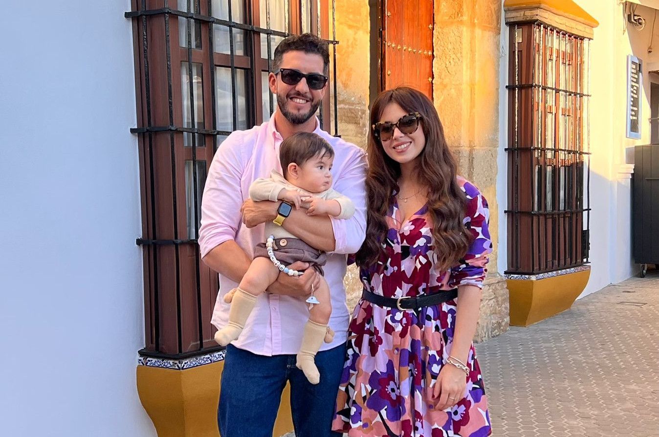 Adalberto y Nuria con su hijo en una fotografía familiar. 