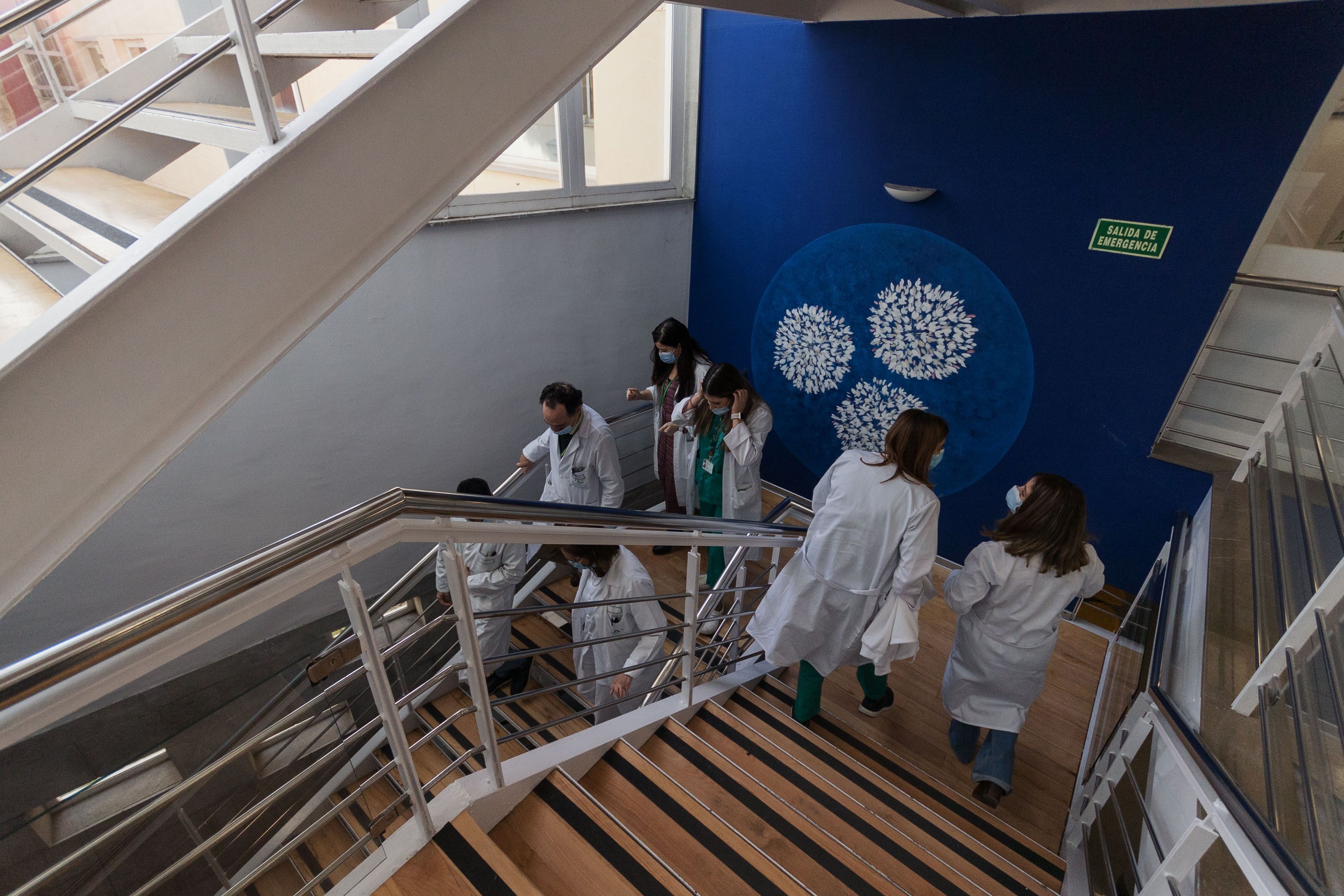 Sanitarios, entre ellos Médicos Internos Residentes, en el Hospital de Jerez. 