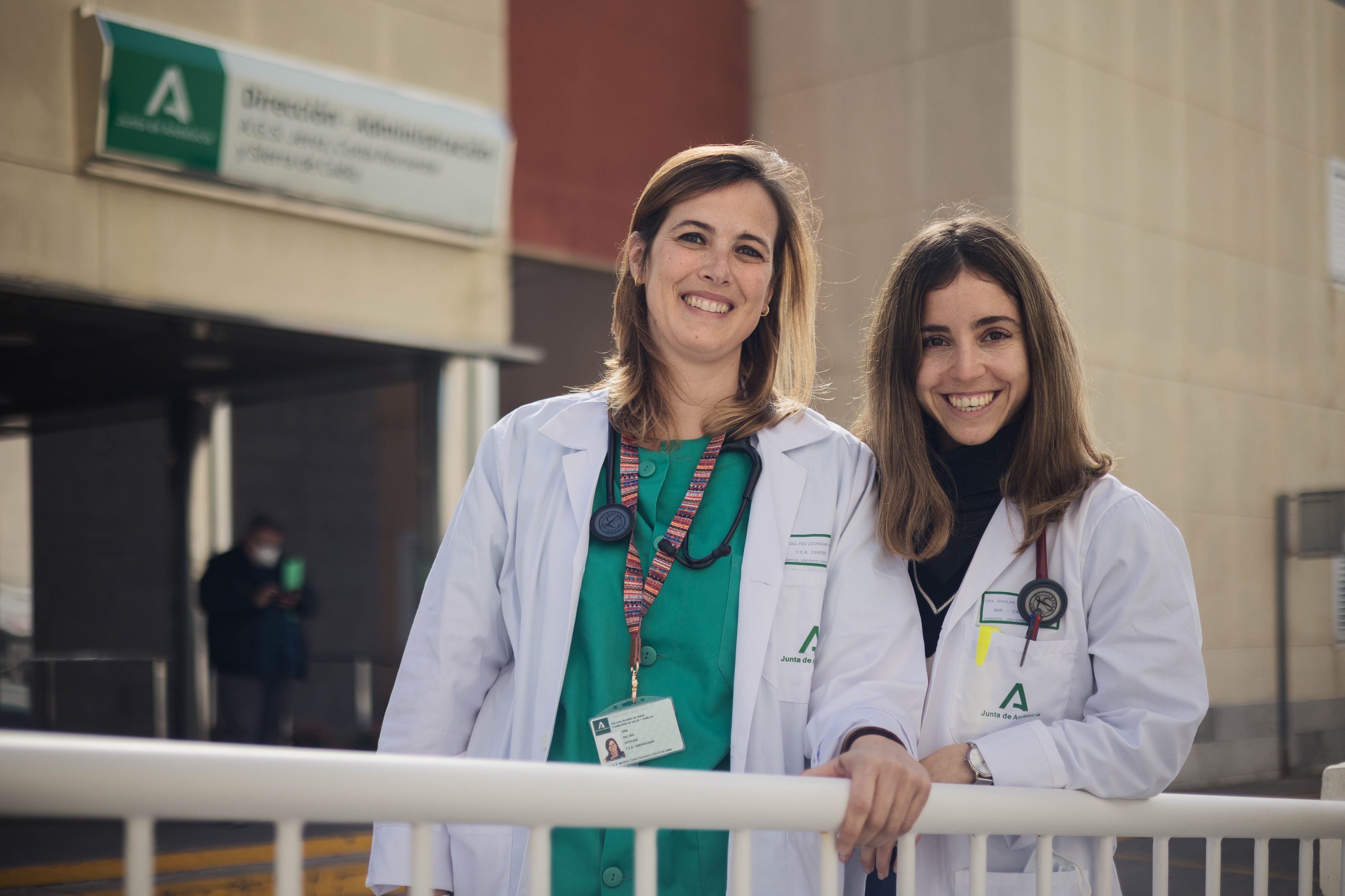 Ana, tutora de Cardiología, junto a su residente Cristina. 